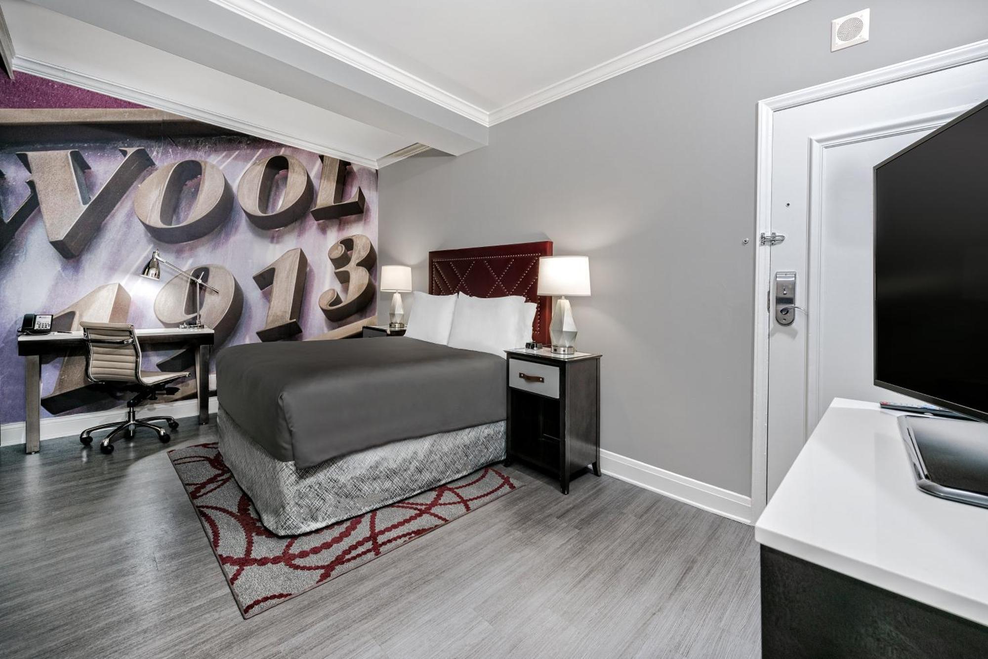 Standard Queen Room Roll Shower Mobility Access