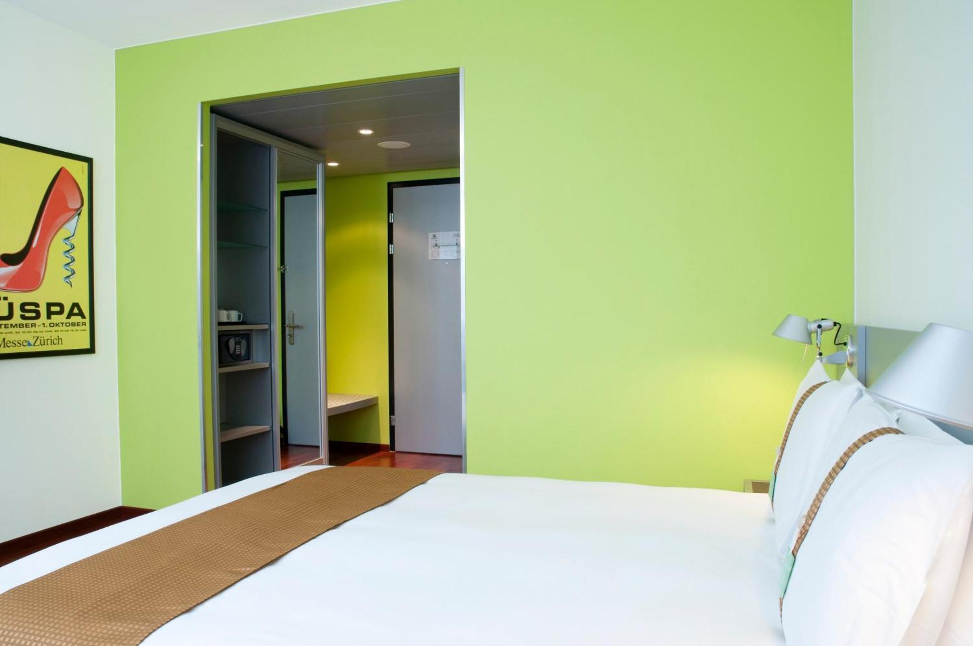 Standard Queen Room Accessible