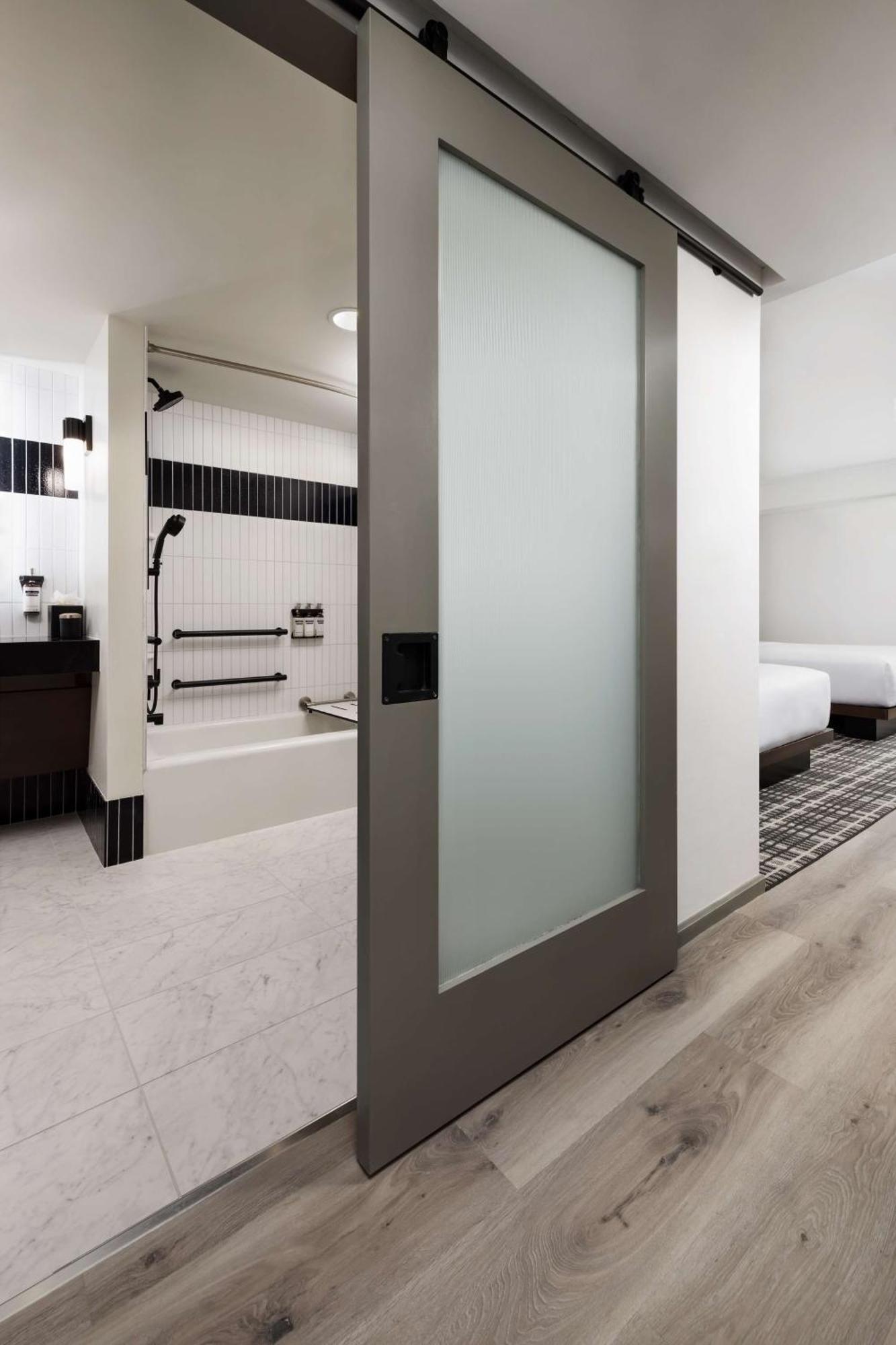ADA King Room Tub