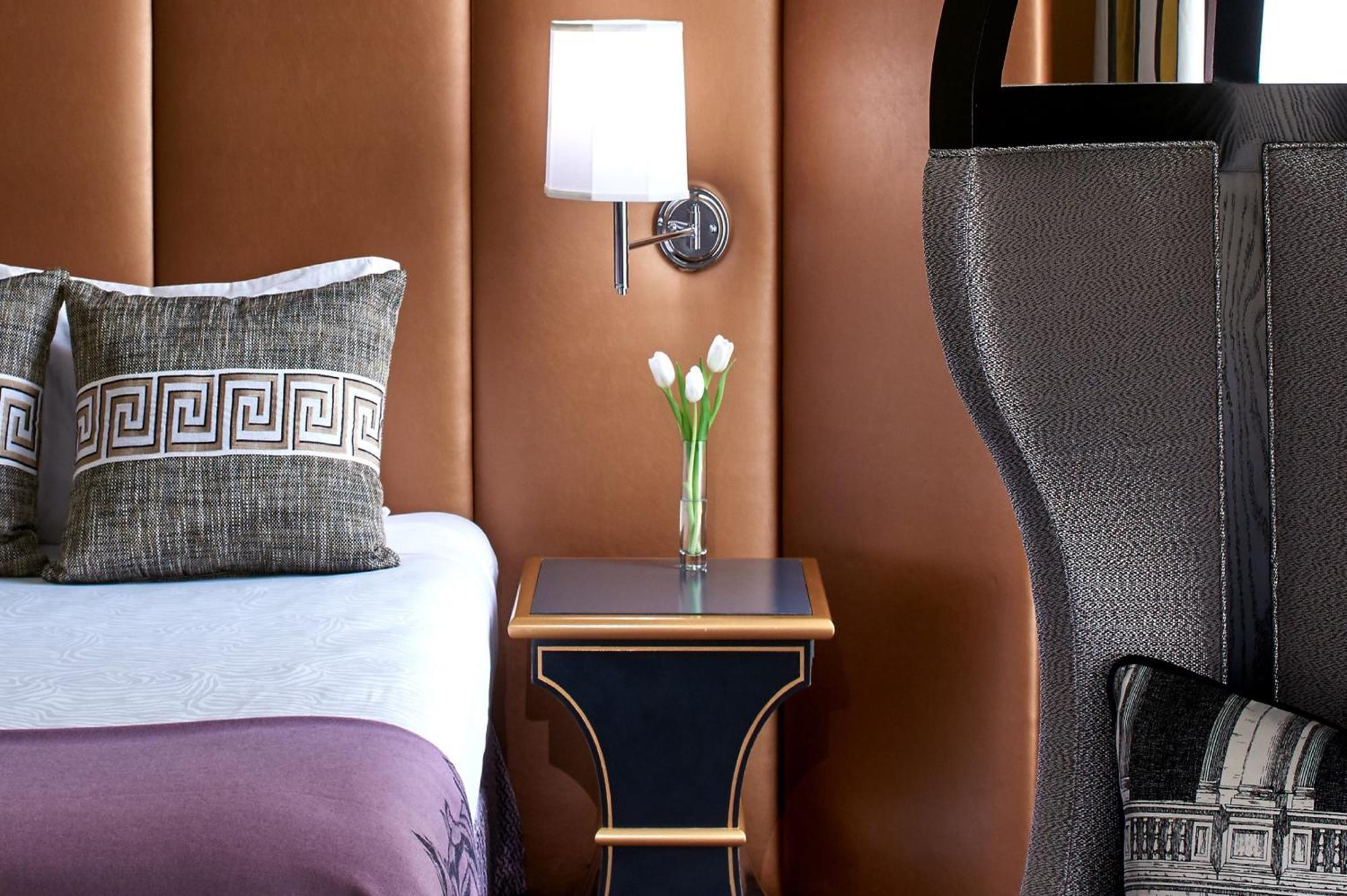 Essential Queen Room