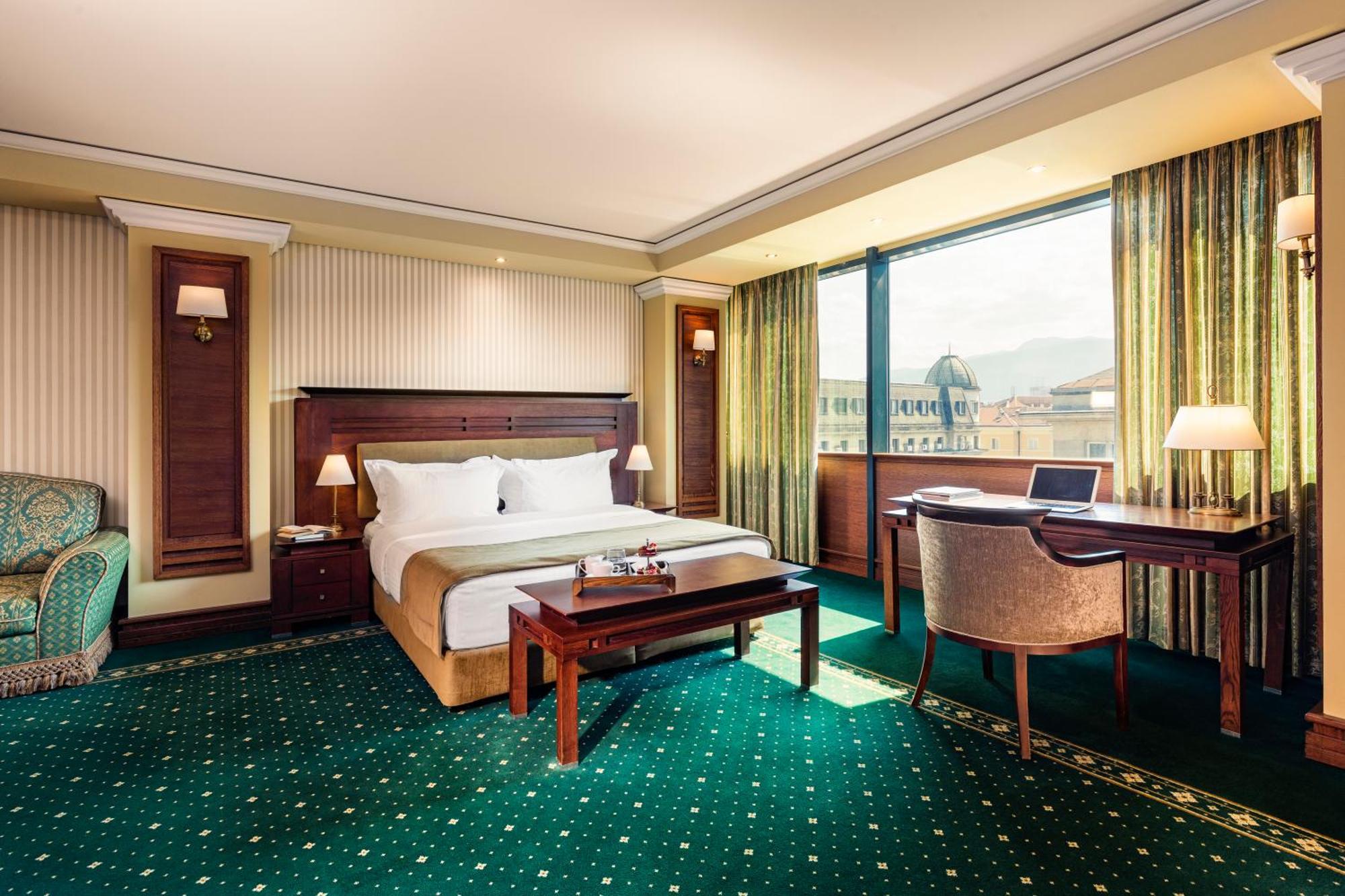 Executive Room Views to the City or to the National Theatre