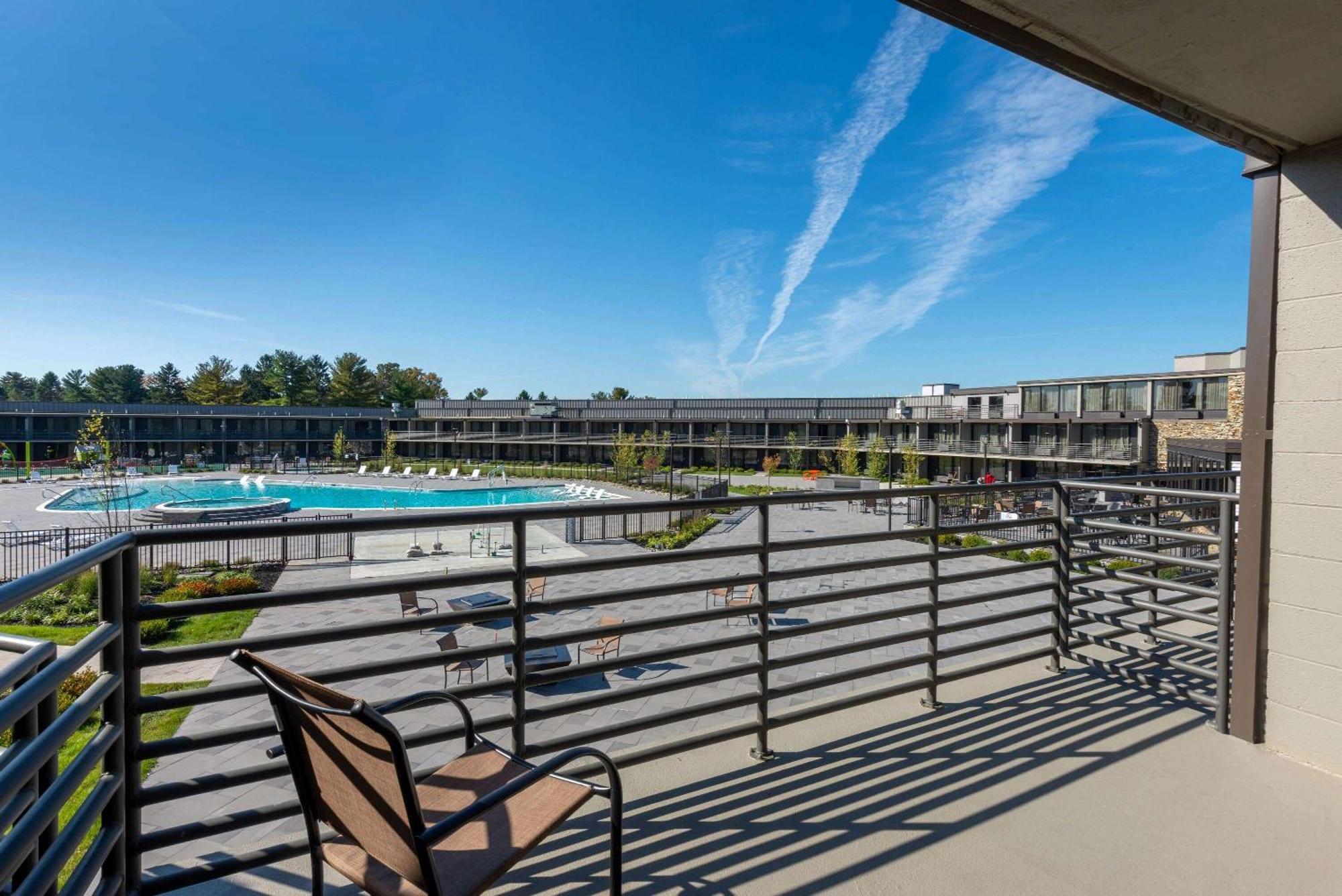 Deluxe Queen Room Two Queen Beds Pool View Non-Smoking