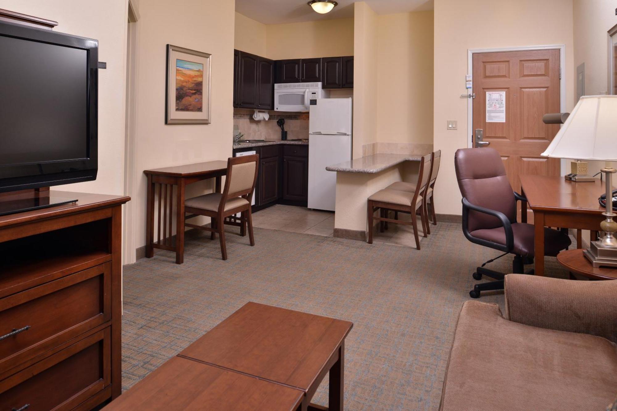 One-Bedroom Queen Suite Meeting Area