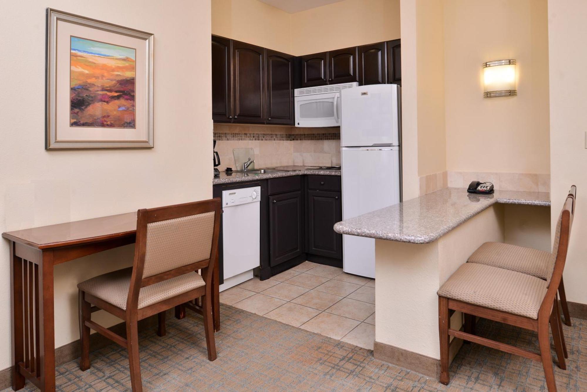 One-Bedroom Queen Suite Meeting Area