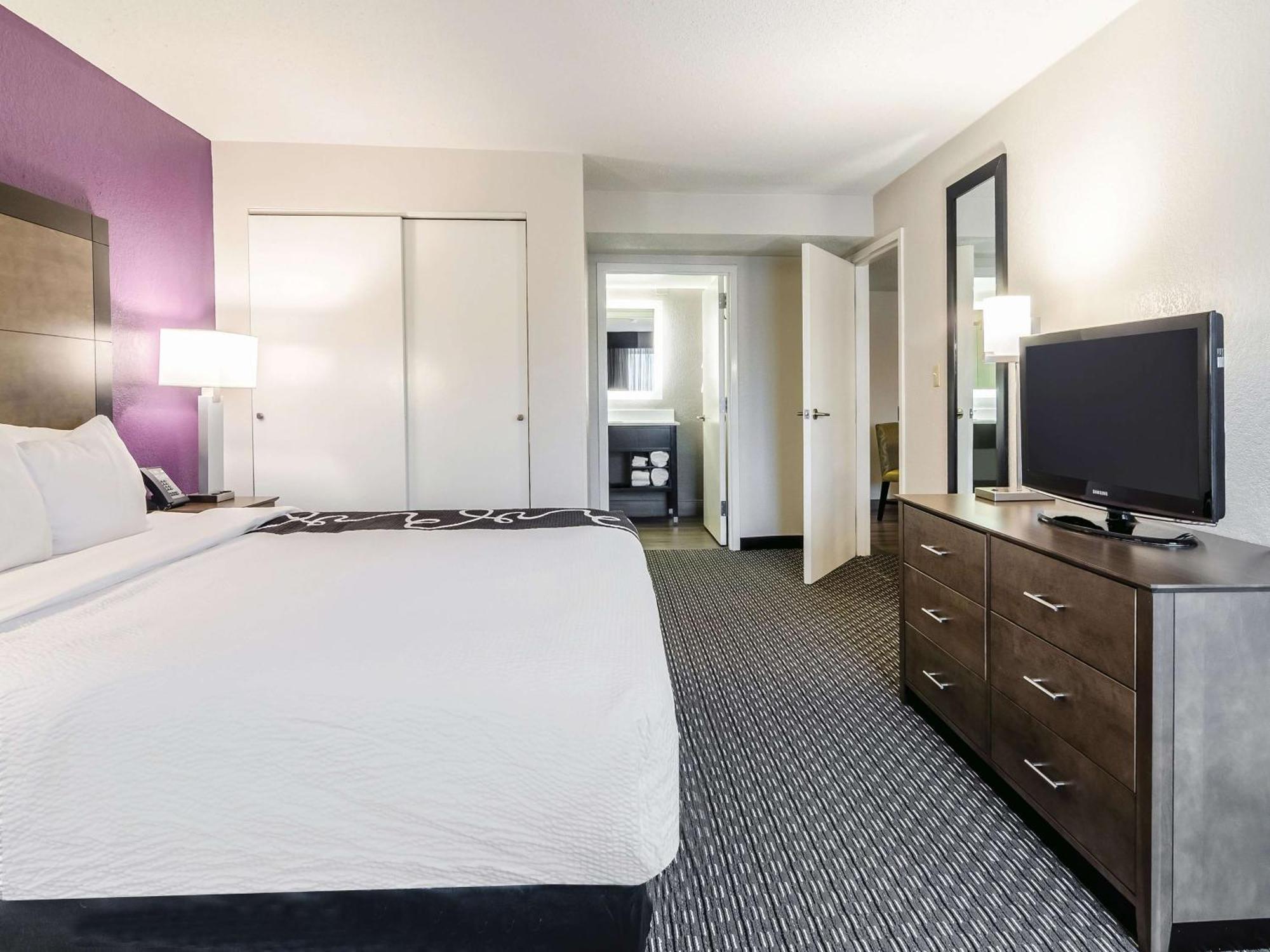 Deluxe King Suite
