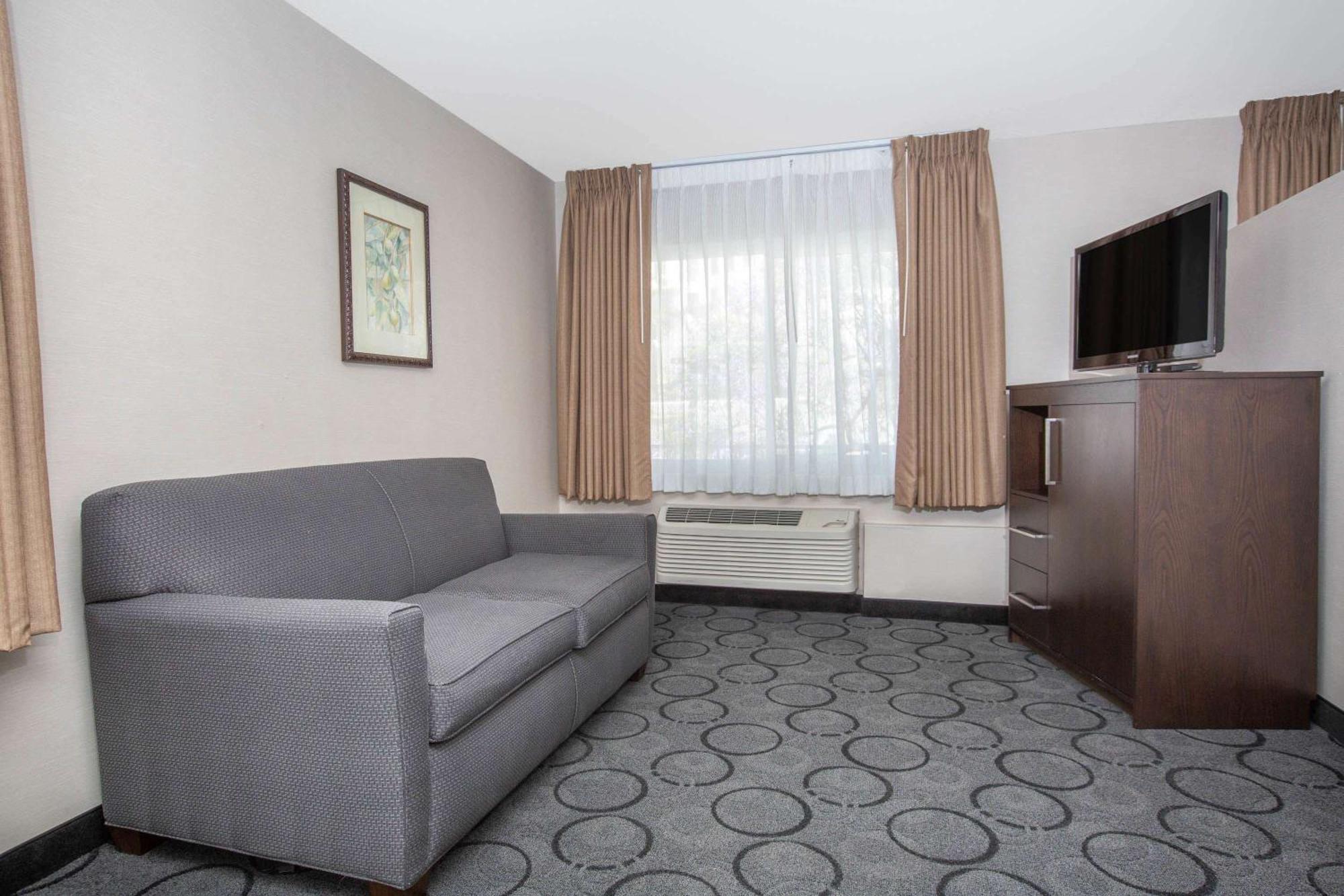 2 Queen Beds Studio Suite Non-Smokin