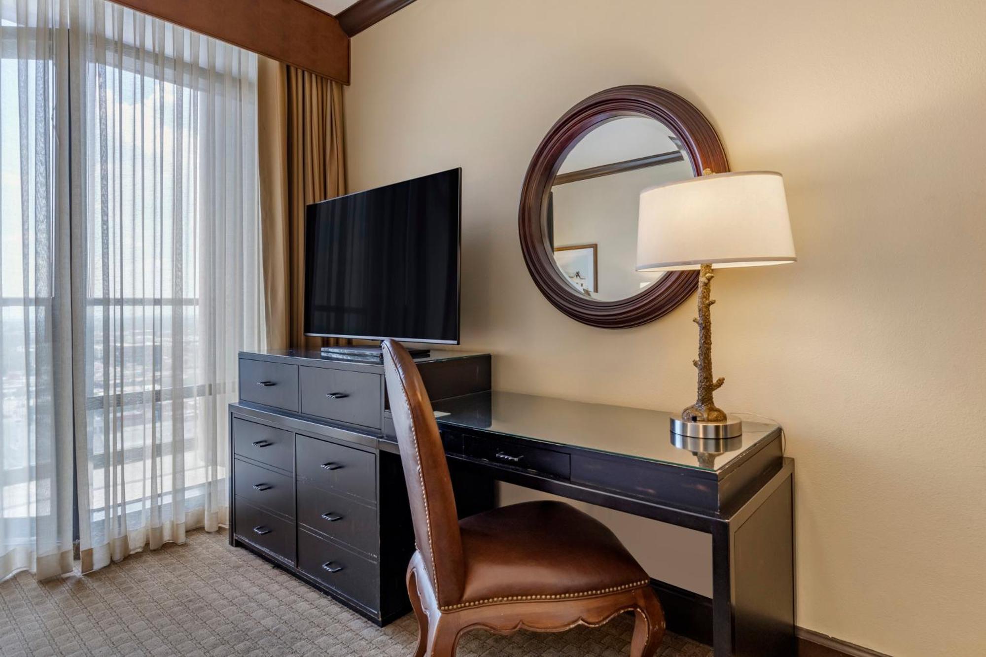 Traditional Room 1 King Bed Balcony