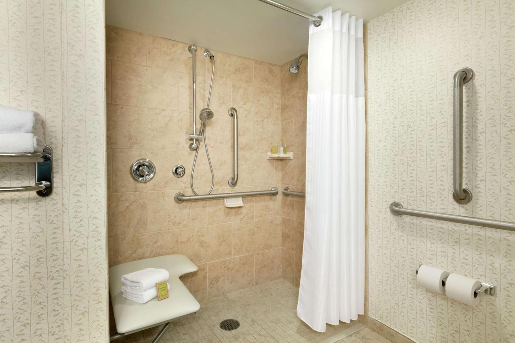 One-Bedroom King Suite Roll Shower Mobility Access or Non-Smoking