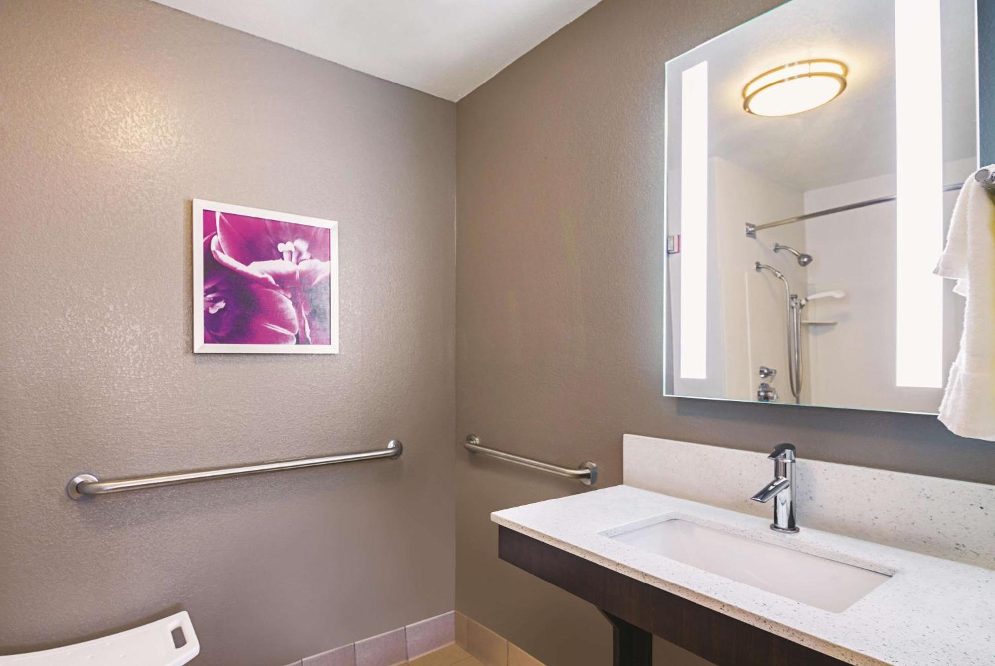 Double Room with Two Double Beds and Bath Tub - Mobility Accessible/Non-Smoking,1275838018:JPEG