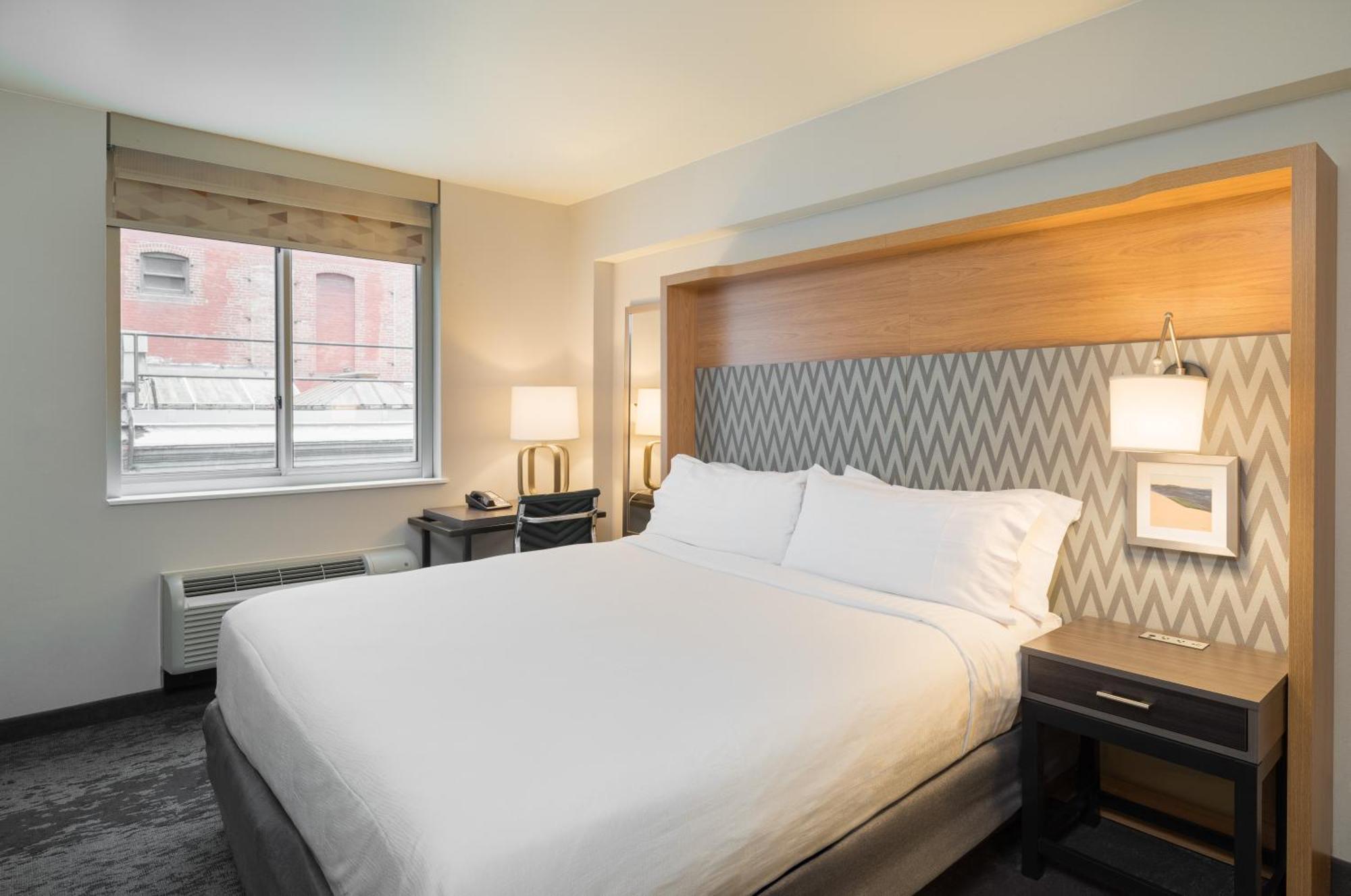 Chambre Lit King-Size avec Douche Accessible aux Personnes à Mobilité Réduite