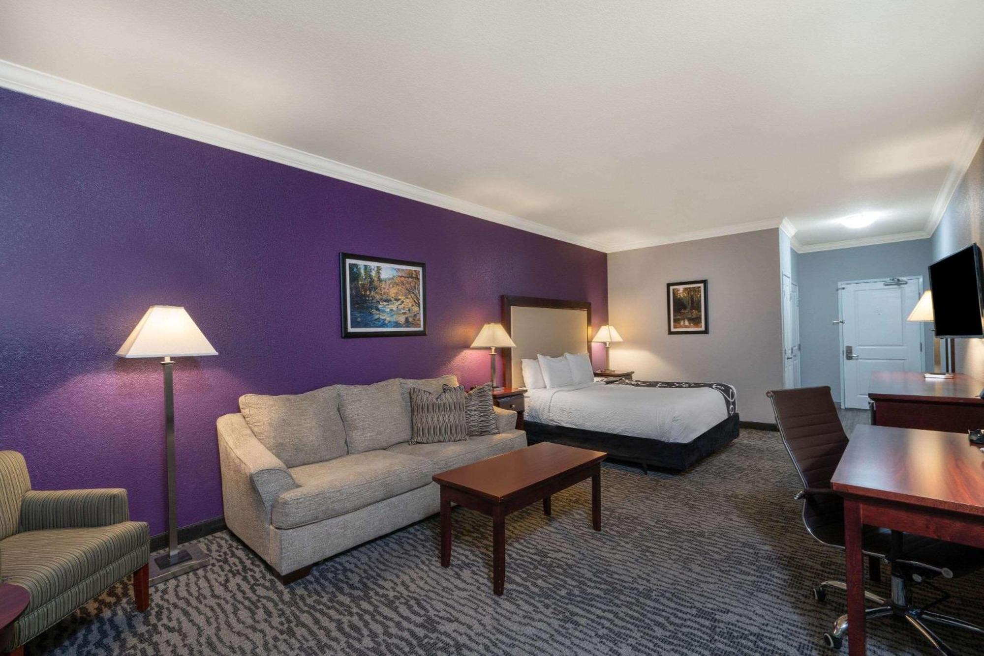 Deluxe King Room - Mobility Access/Non-Smoking