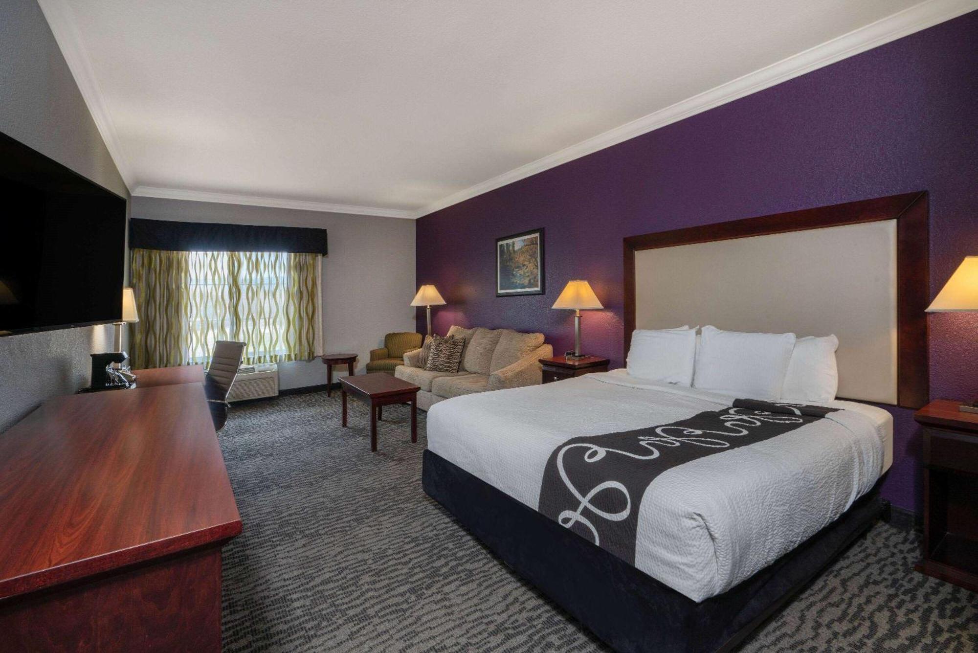 Deluxe King Room Mobility Access or Non-Smoking