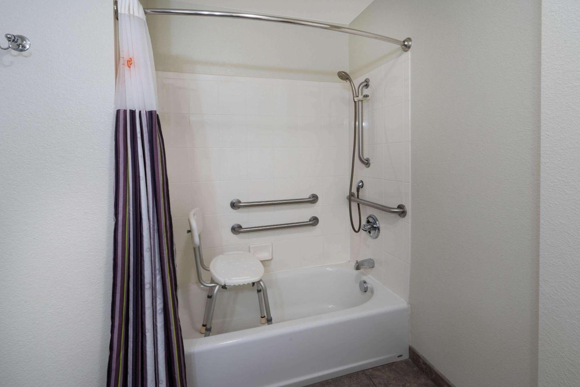 Deluxe King Room Mobility Access or Non-Smoking