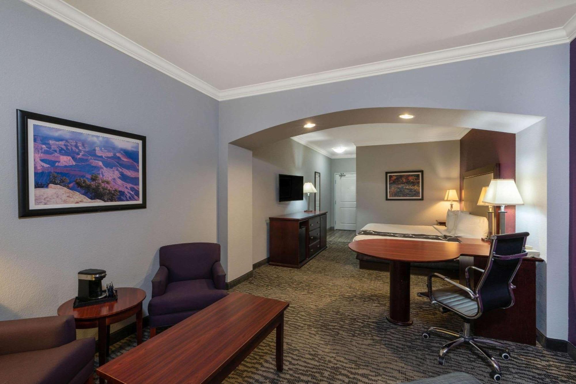 Deluxe King Room Mobility Access or Non-Smoking