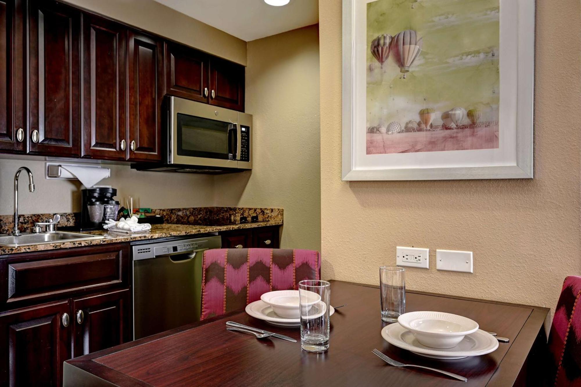 One-Bedroom Queen Suite Two Queen Beds Non-Smoking