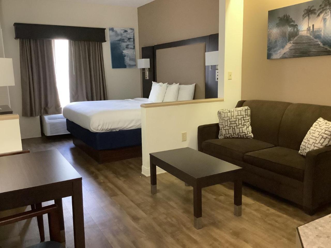 King Suite Sofa Bed Wet Bar Non-Smoking