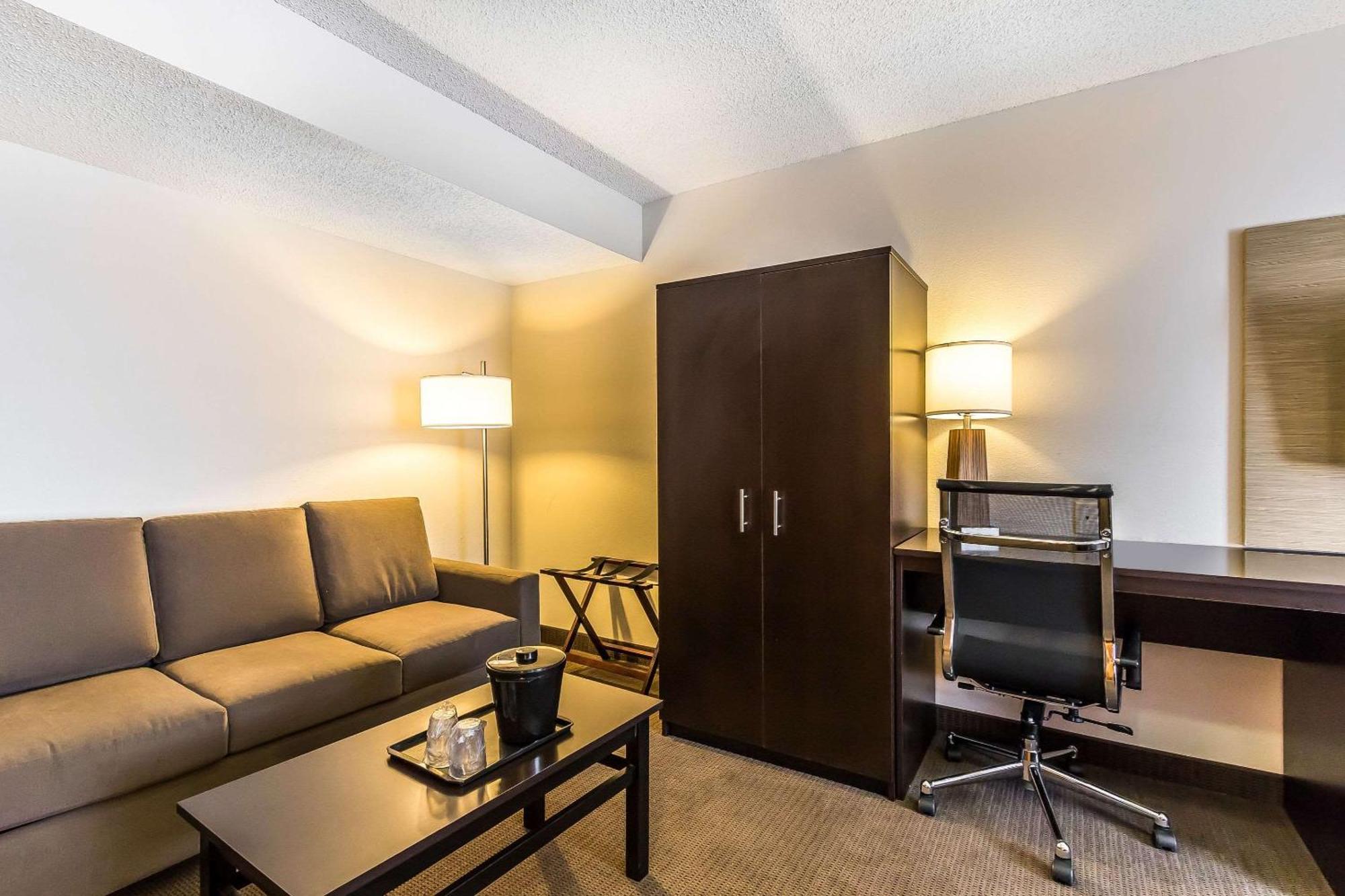 King Suite - Non-Smoking,1276021315:JPEG