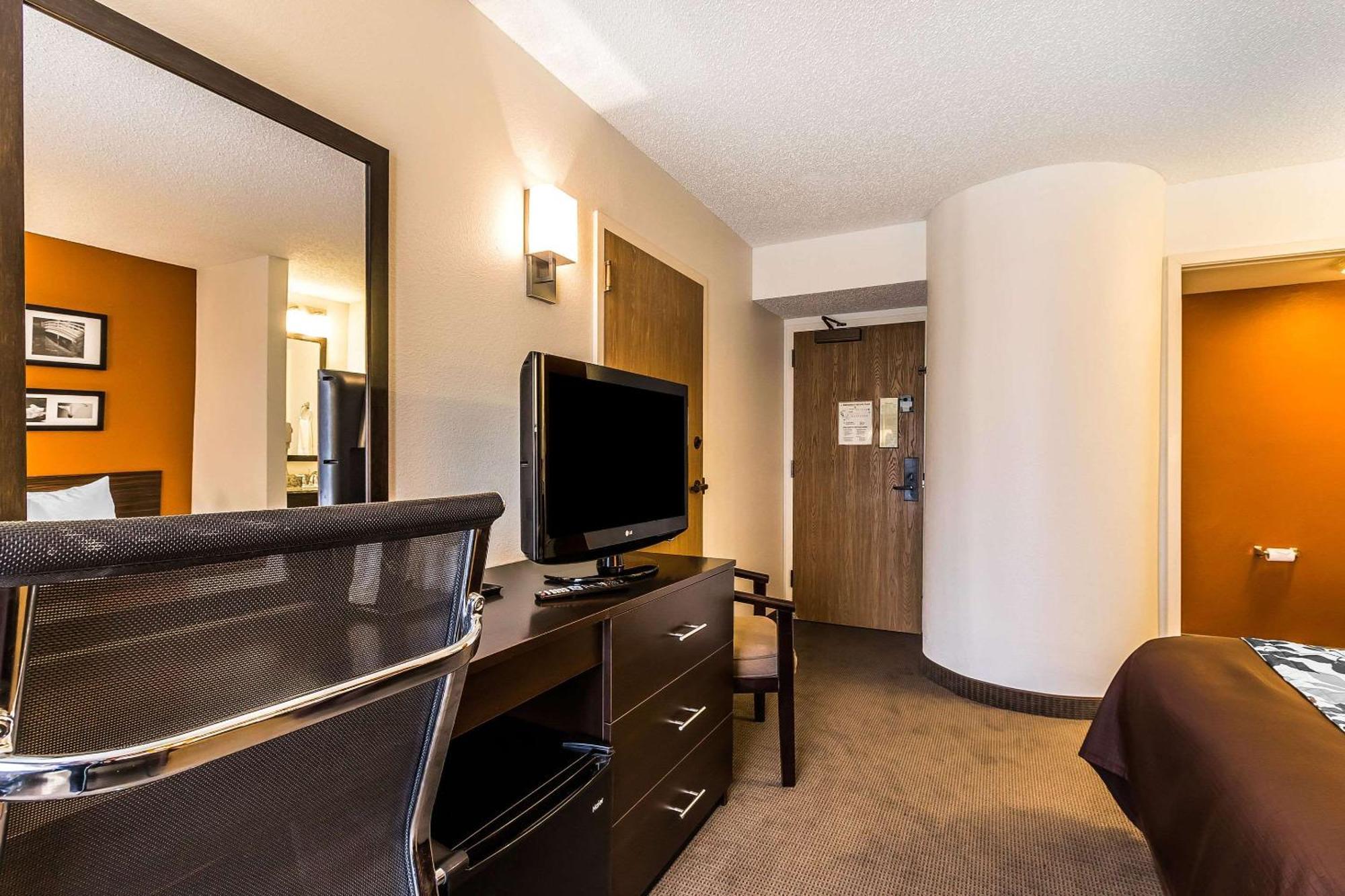 Queen Room Accessible or Non-Smoking