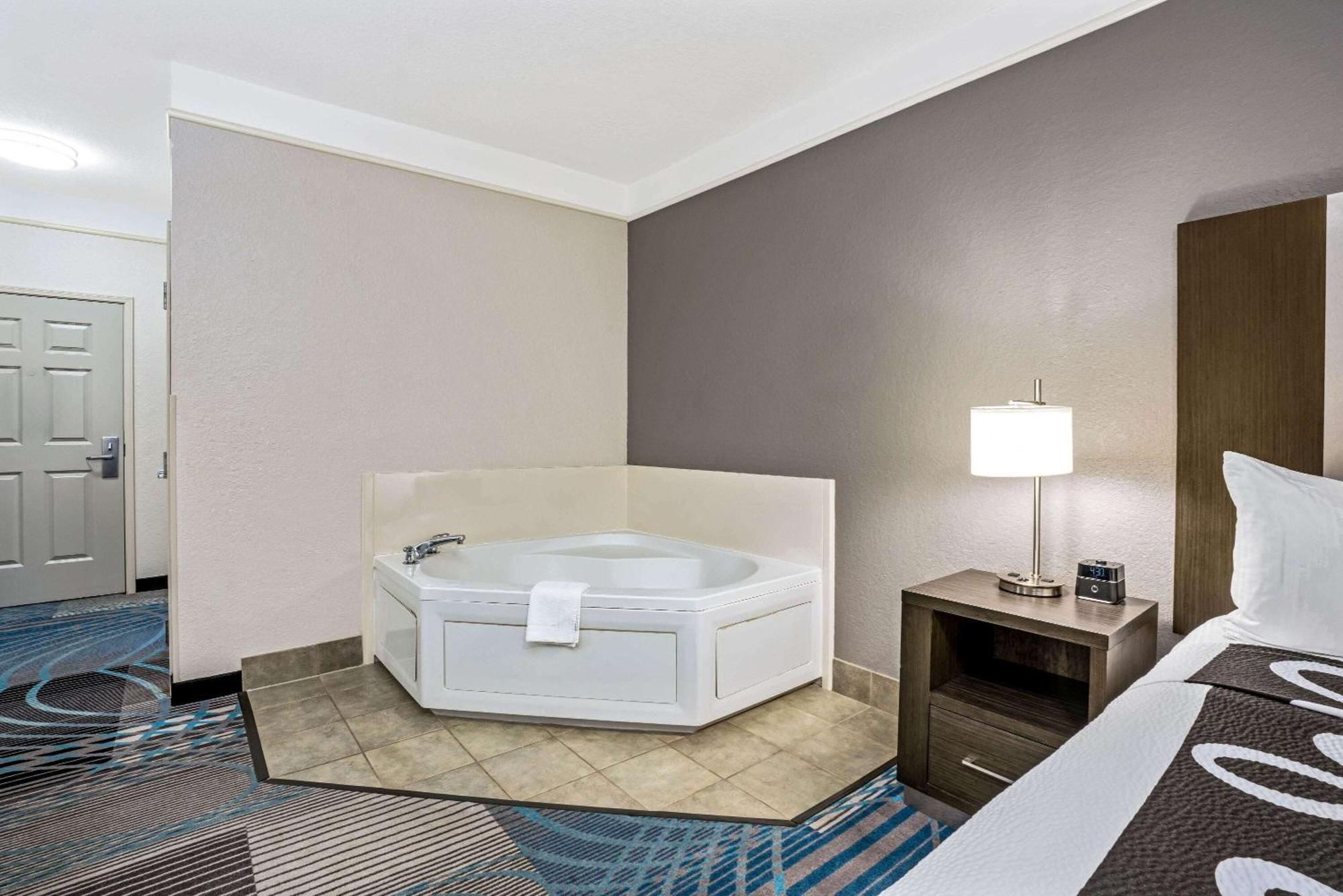 Jacuzzi King Suite Non-Smoking