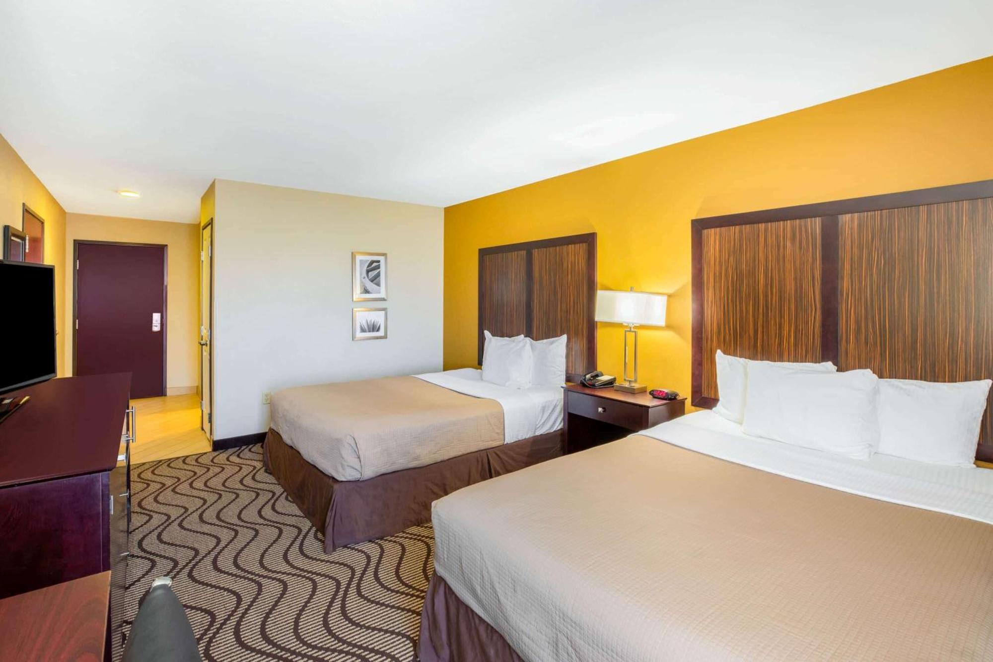 Queen Room Two Queen Beds Tub Grab Bars Mobility Accessible or Non-Smoking