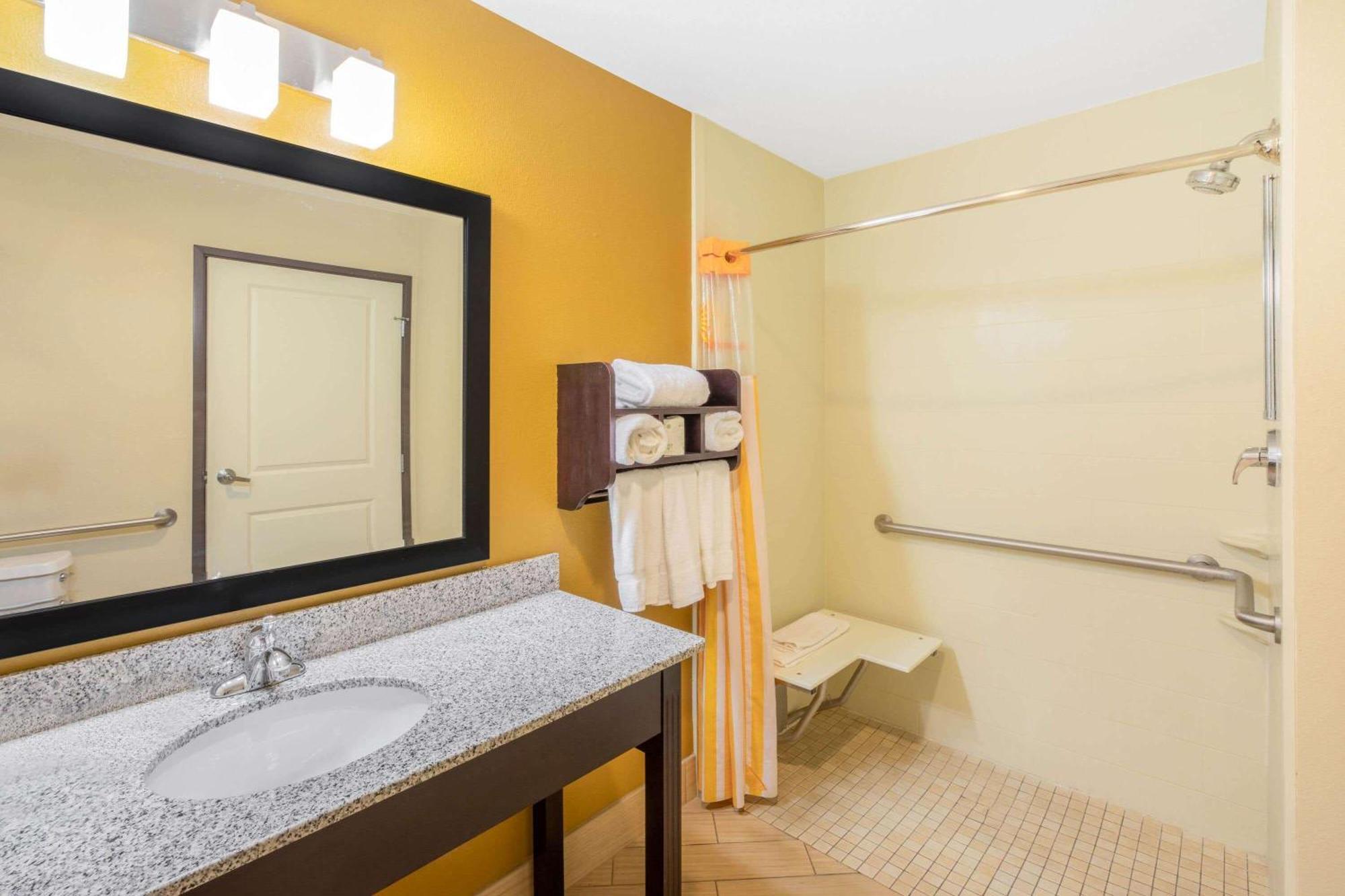 Queen Room Two Queen Beds Tub Grab Bars Mobility Accessible or Non-Smoking