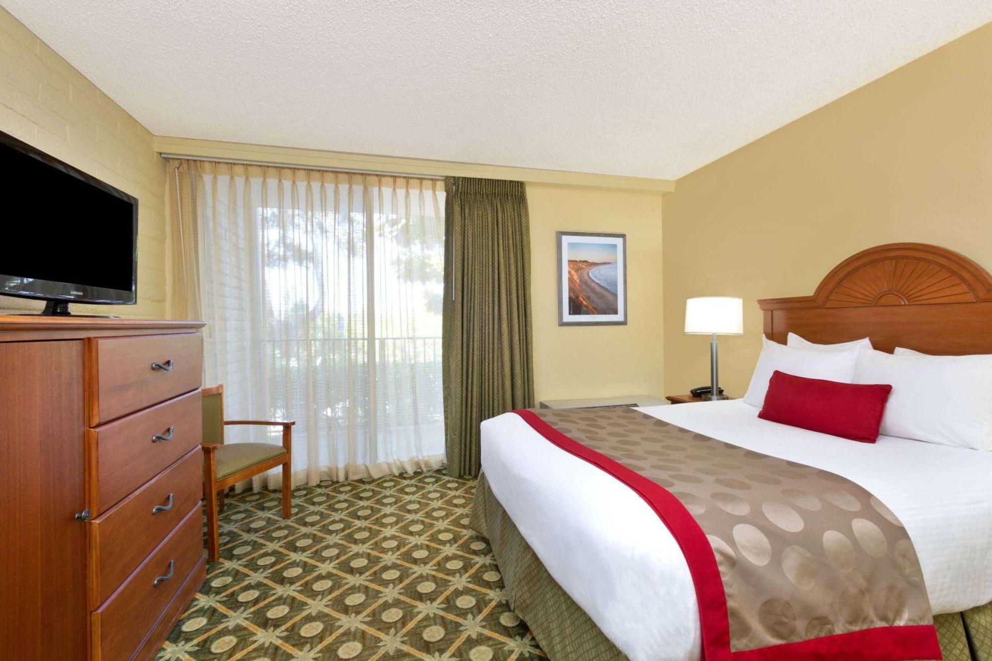 Queen Room Mobility or Hearing Impaired Access Non-Smoking
