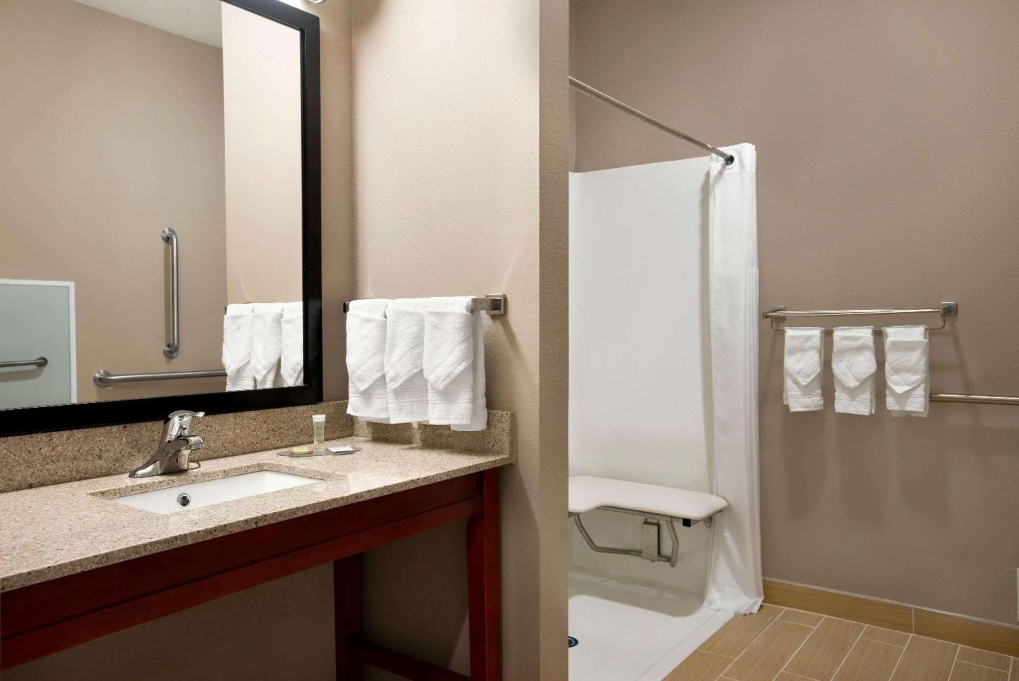 Queen Room Disability Access Non-Smoking