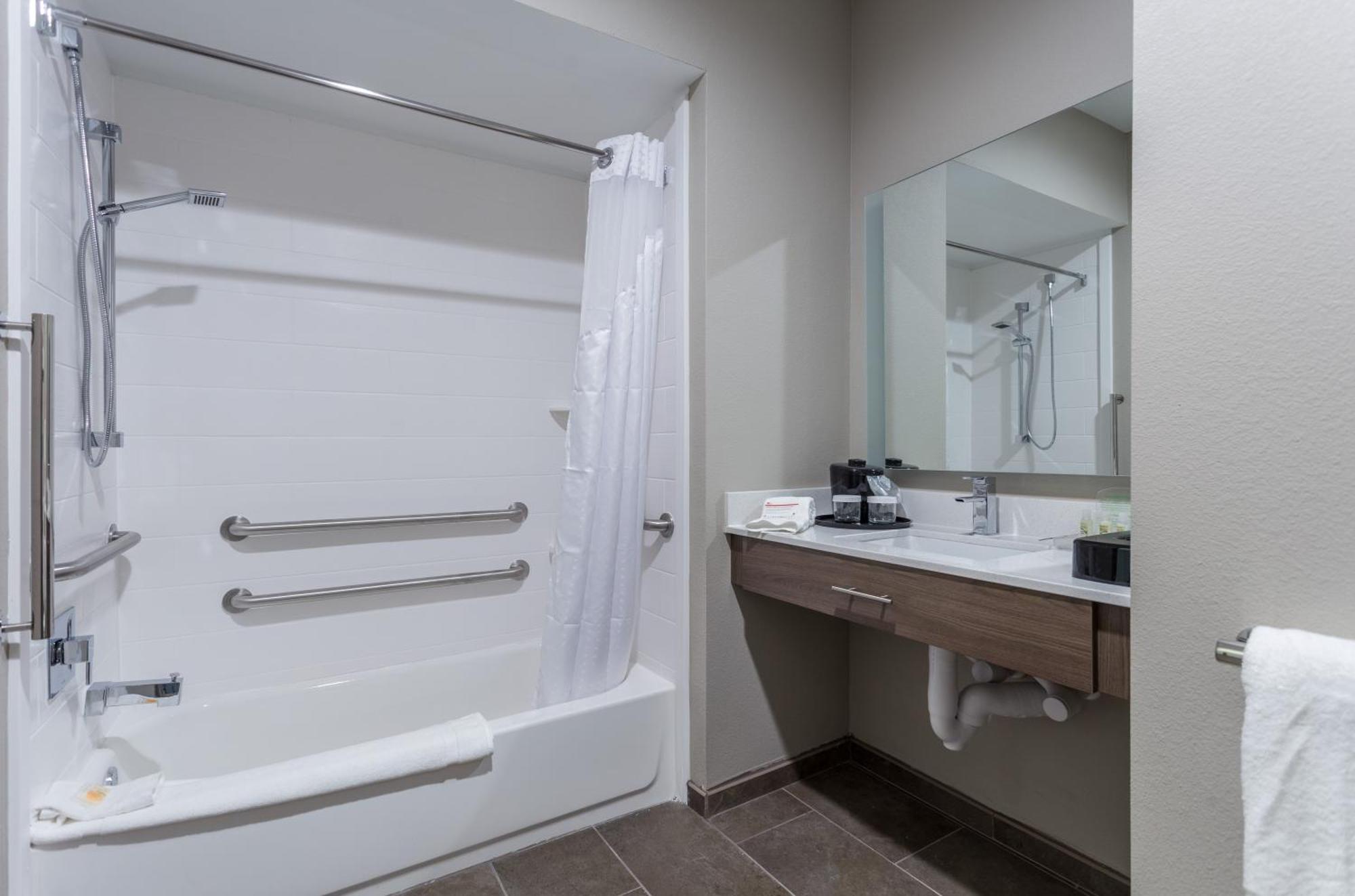 Queen Feature Disability Access Tub Non-Smoking