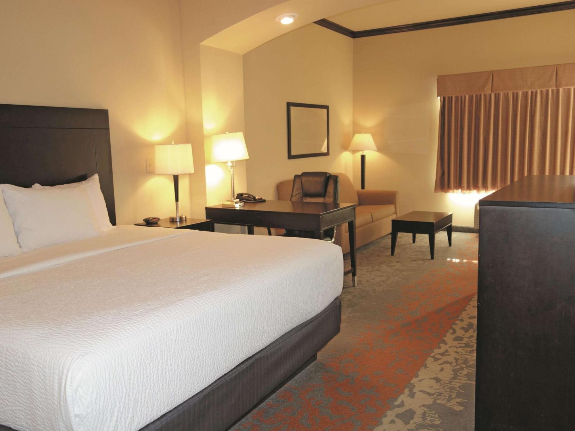 1 King Bed, Deluxe Mobility Accessible Room, Bathtub w/ Grab Bars, Non-Smoking