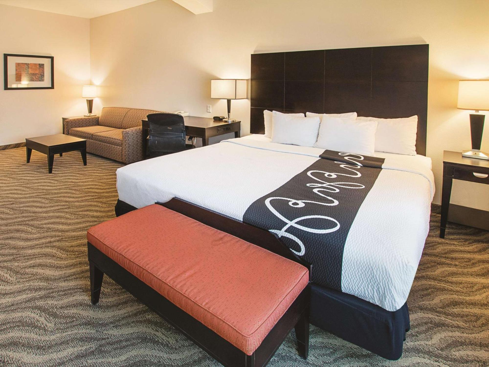 Deluxe King Room with Bath Tub - Mobility/Hearing Accessible - Non-Smoking