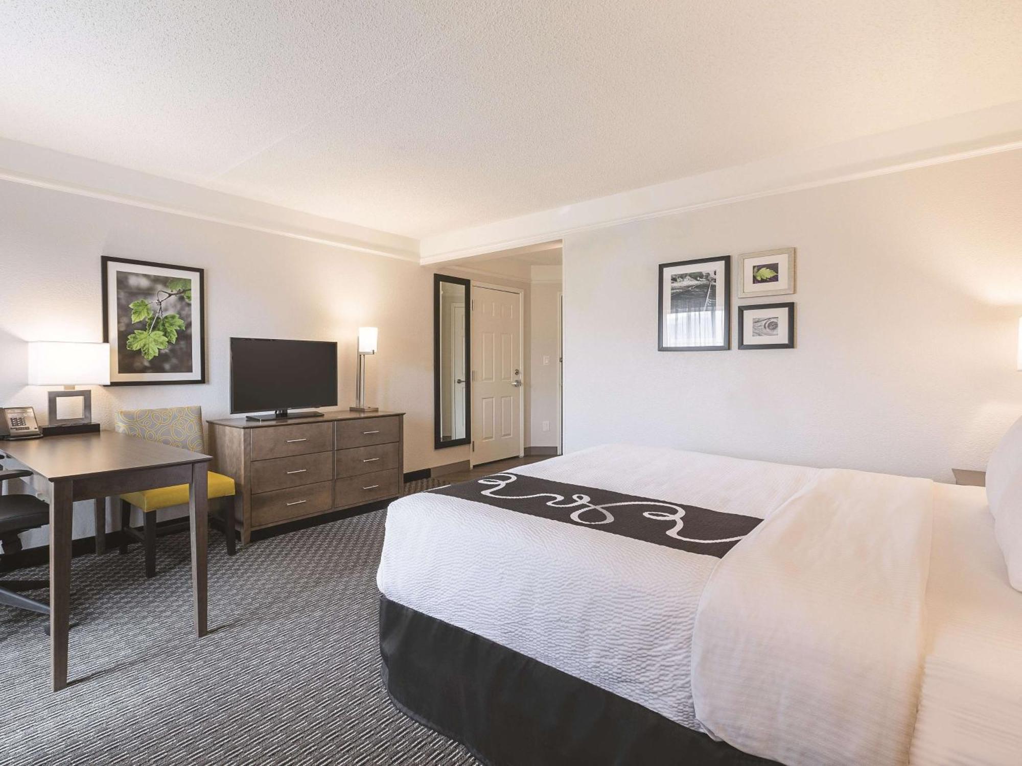 King Room Bath Tub Mobility Accessible or Non-Smoking