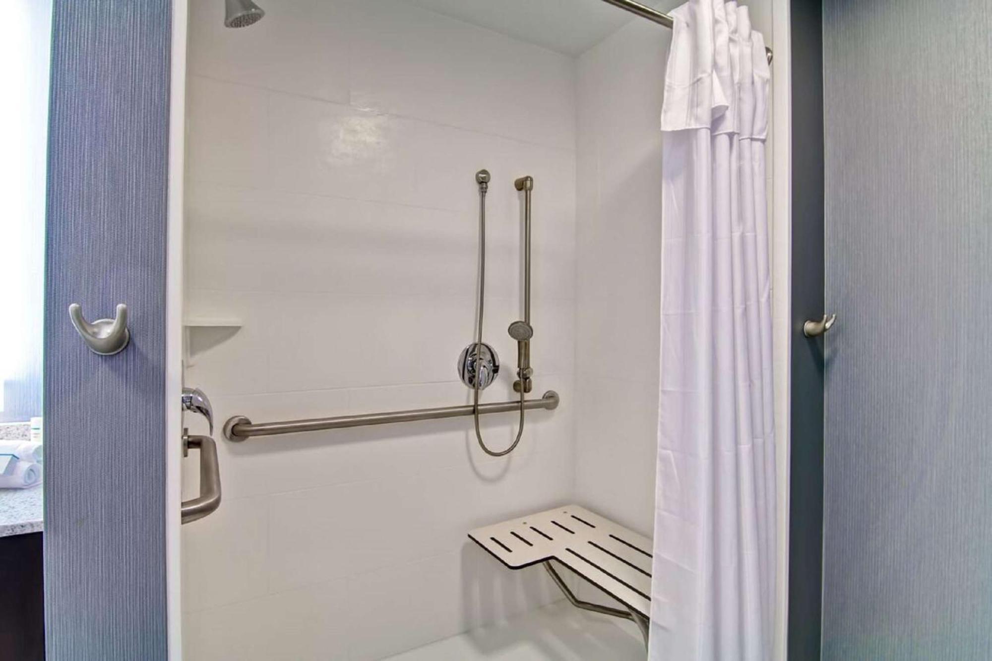 Queen Suite Two Queen Beds Hearing Access or Non-Smoking