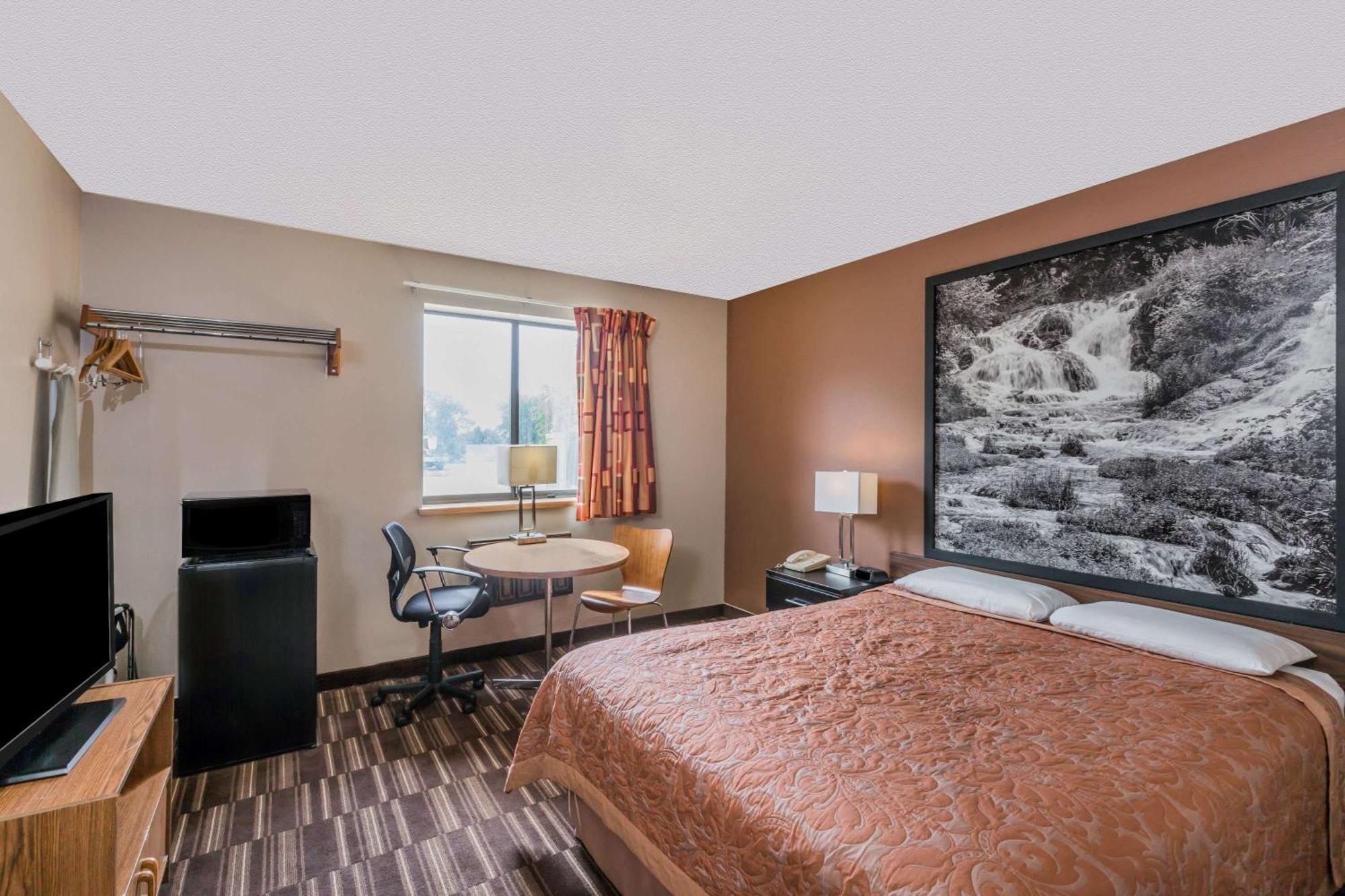 Queen Room Roll Shower Mobility Accessible or Non-Smoking