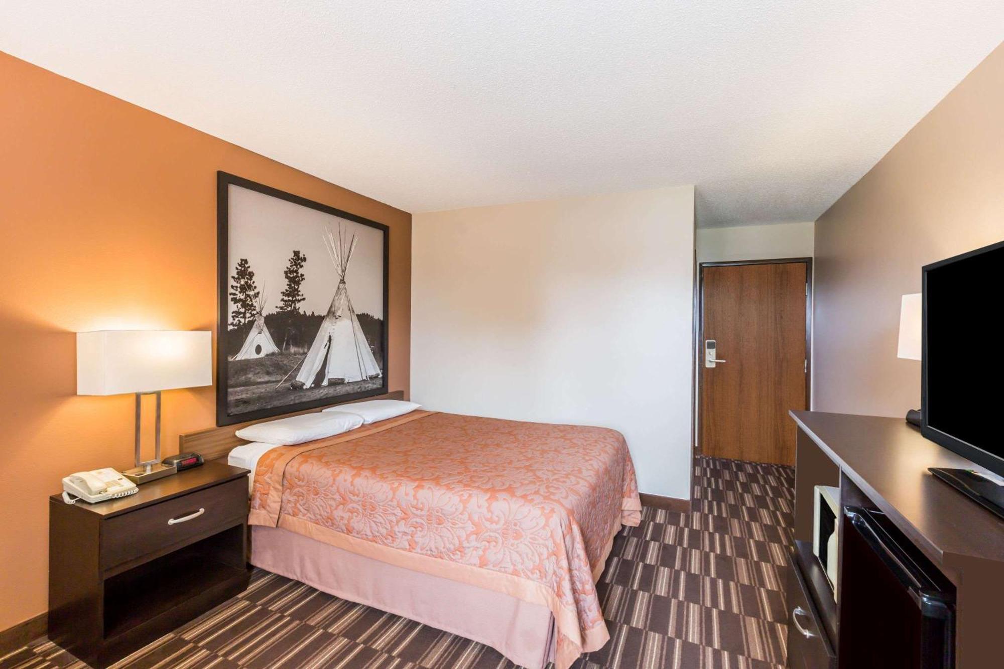 Queen Room Roll Shower Mobility Accessible or Non-Smoking