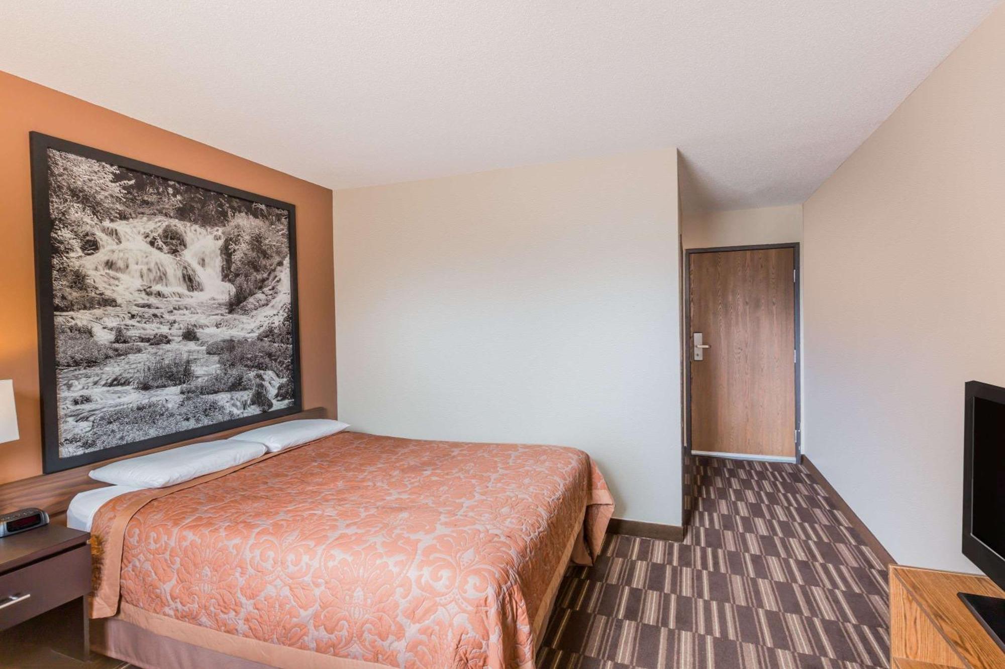 Queen Room Roll Shower Mobility Accessible or Non-Smoking