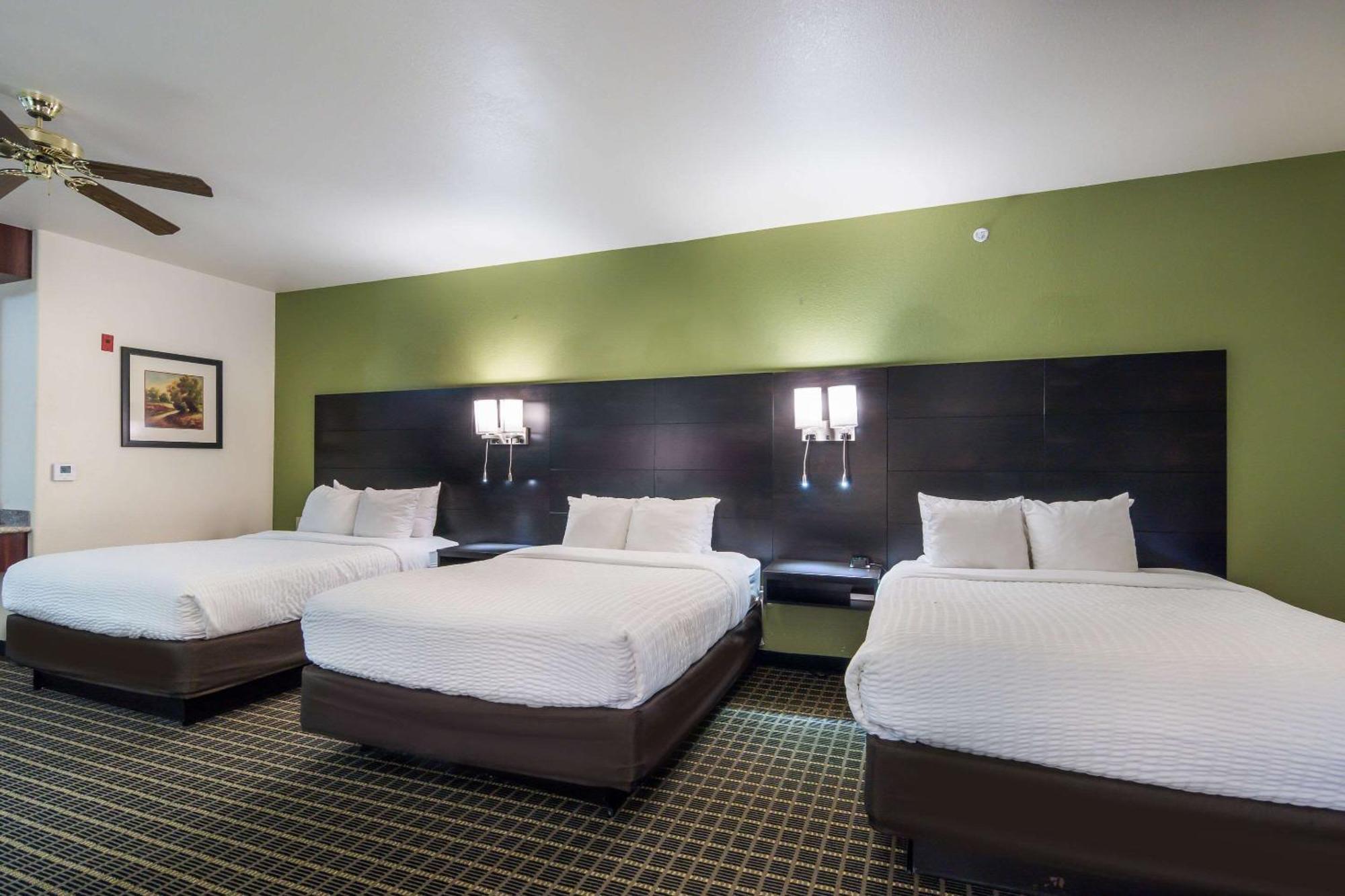 Queen Suite Three Queen Beds Sofa Bed Non-Smoking