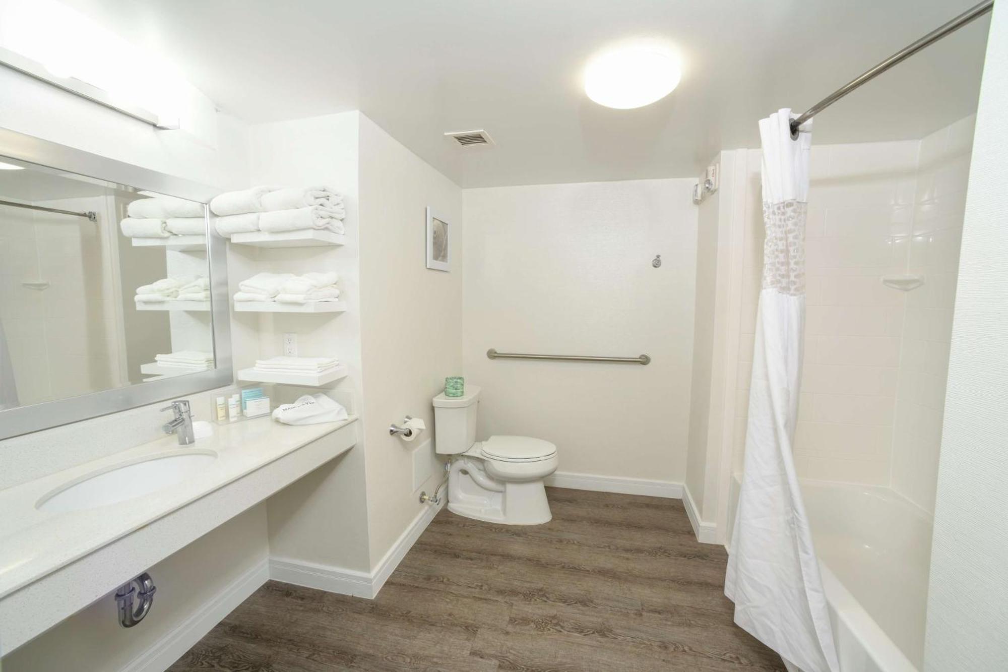 Queen Room Two Queen Beds Mobility Hearing Access or Non-Smoking,1276337668:JPEG