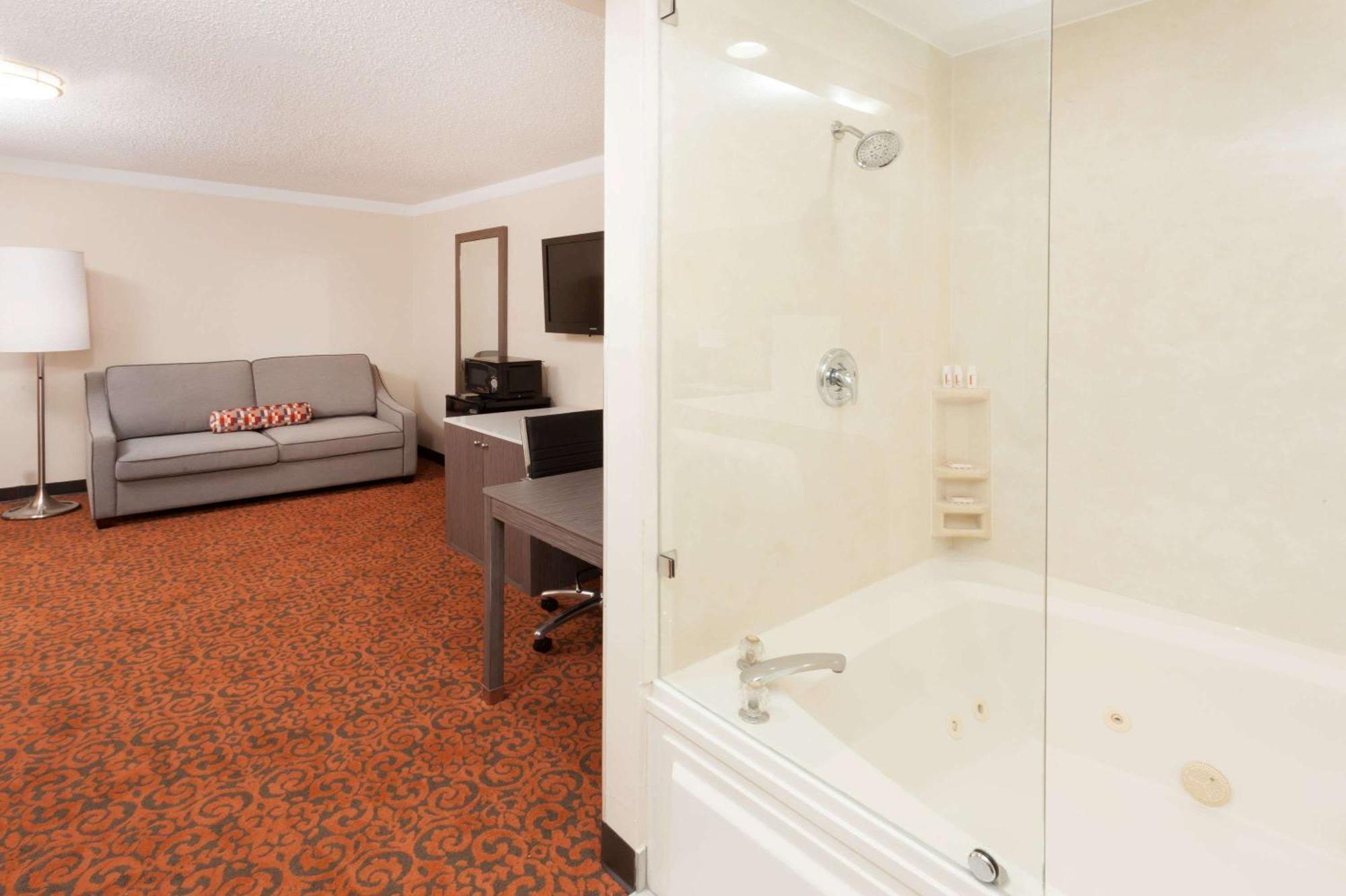 King Room Jacuzzi Tub