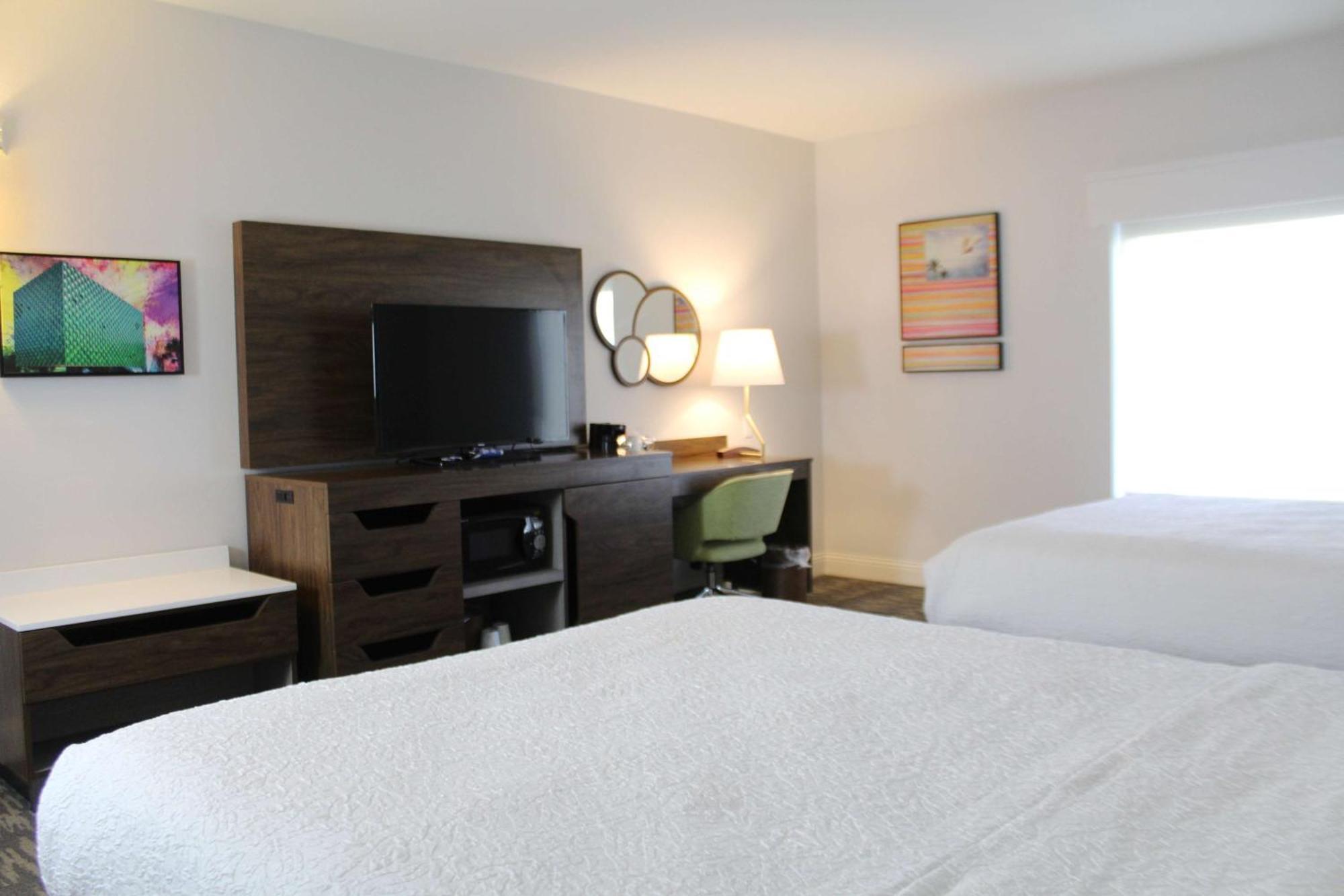 Double Room Two Queen Beds Bath Tub Mobility Hearing Access or Non-Smoking