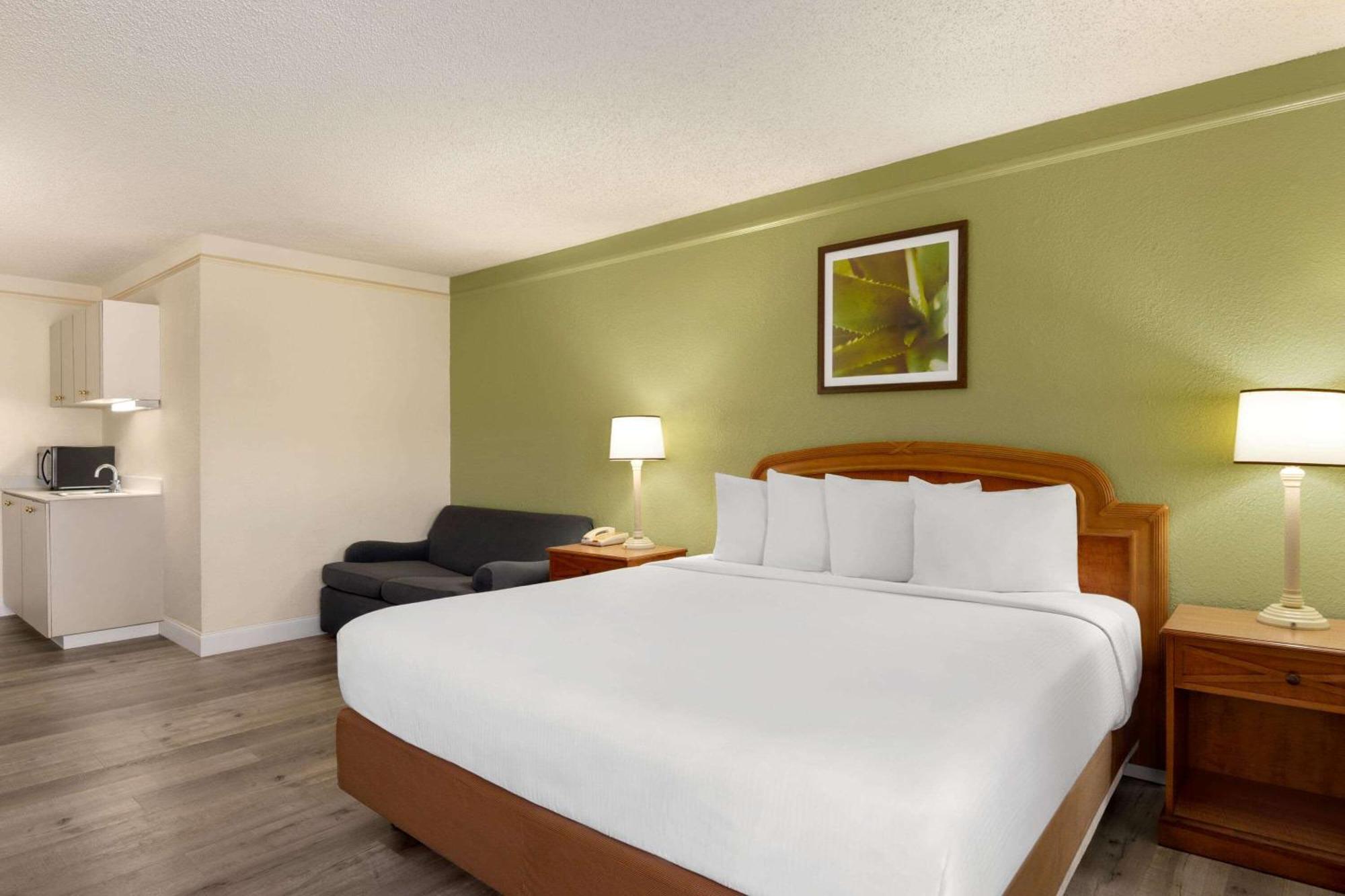 1 King Bed, Studio Suite, Non-Smoking