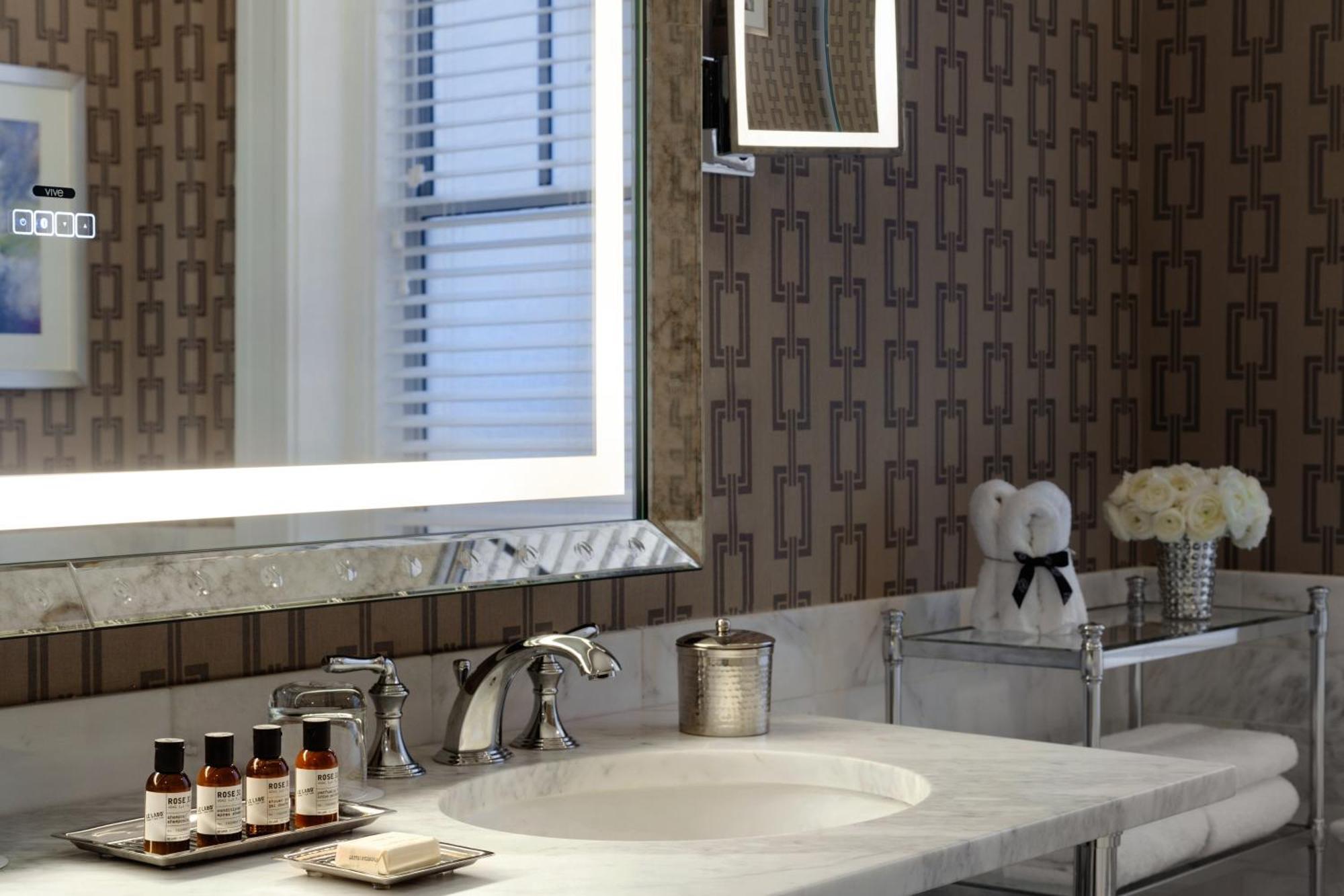 Deluxe King Room Tub Bay View Mobility Accessible