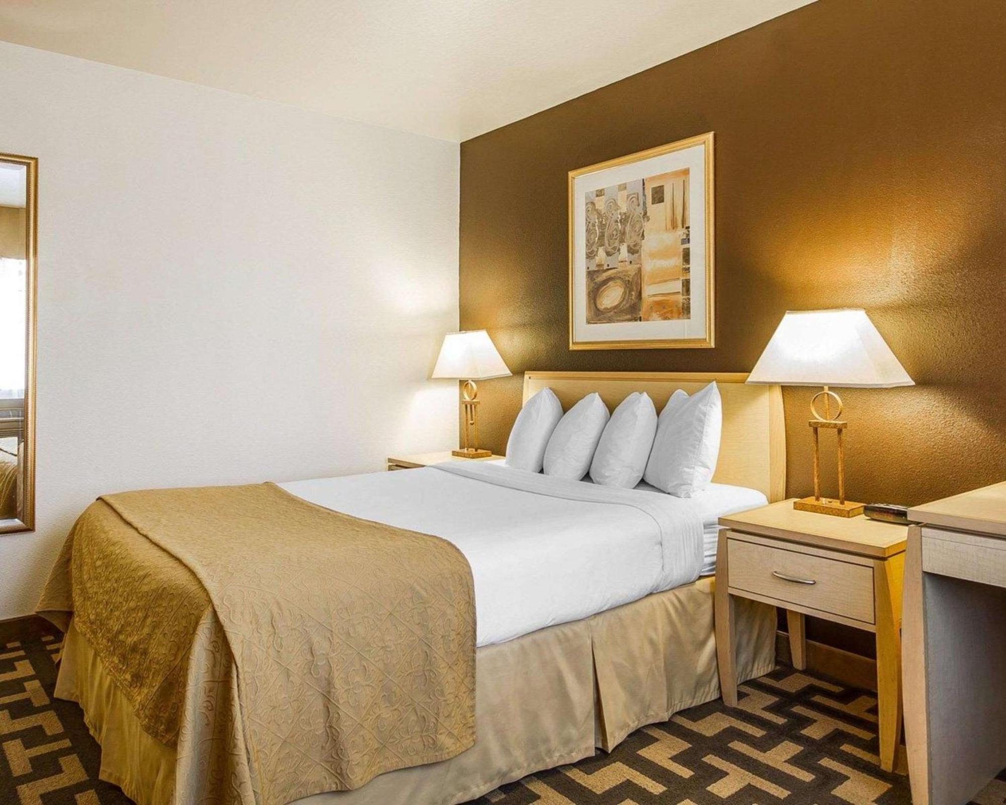 Superior Queen Room - Accessible/Non-Smoking