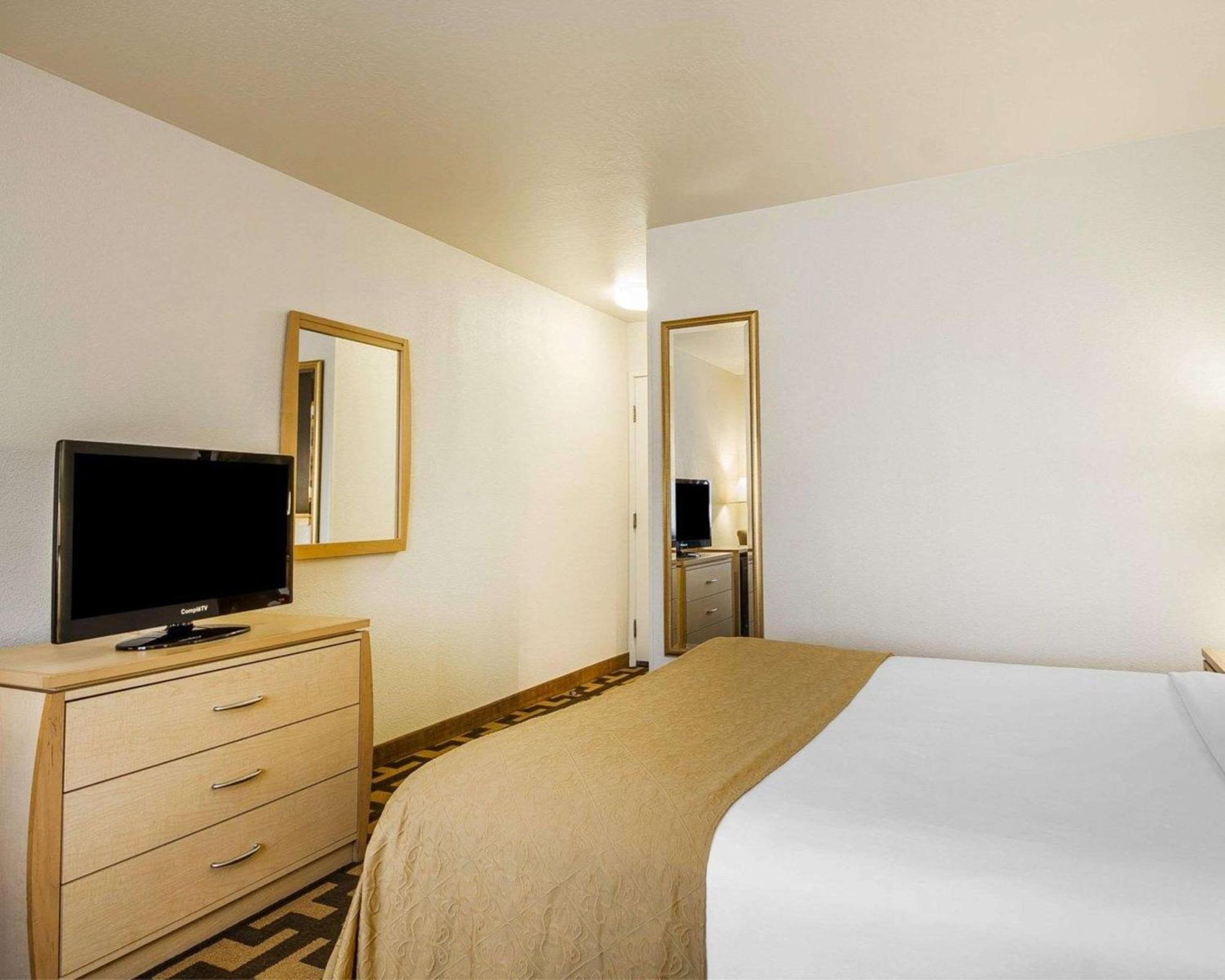 Superior Queen Room Accessible or Non-Smoking