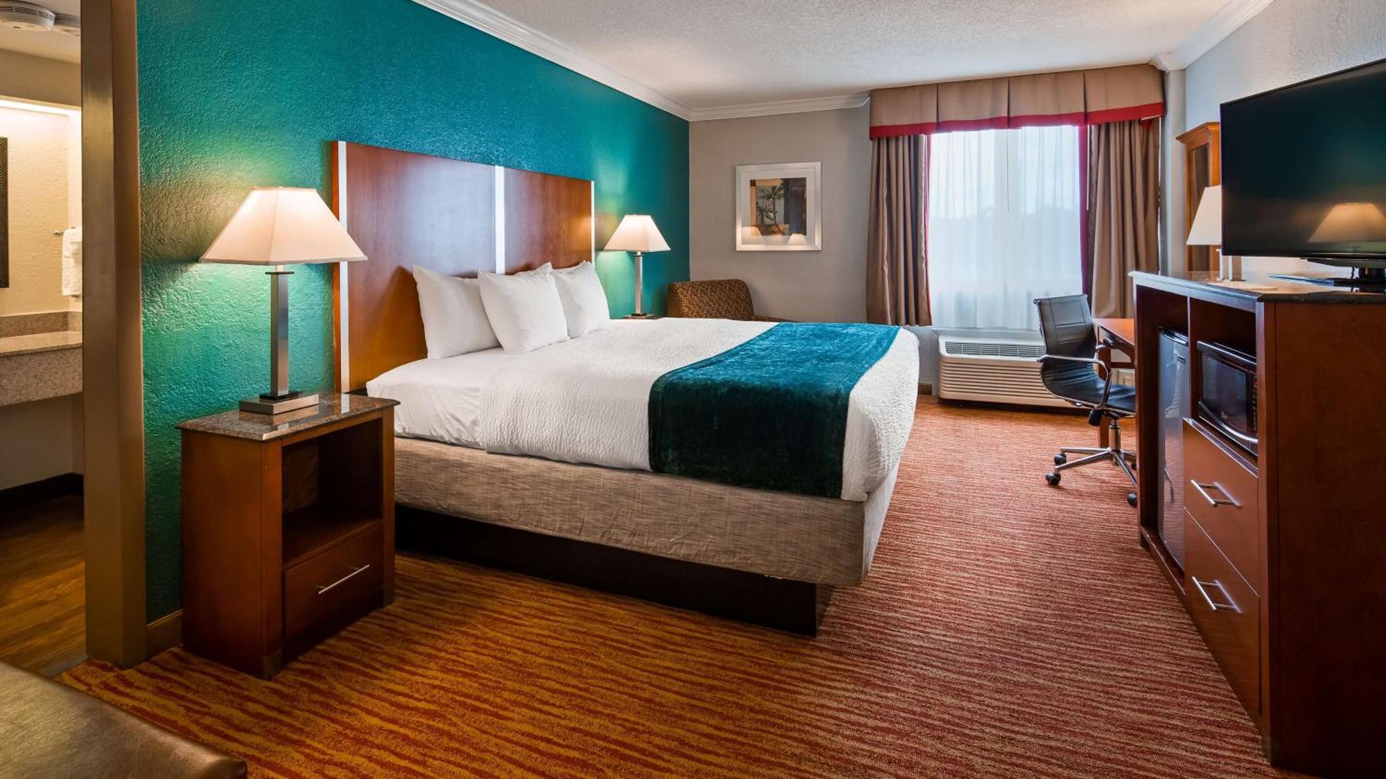 One-Bedroom King Suite with Sofa Bed - Non-Smoking