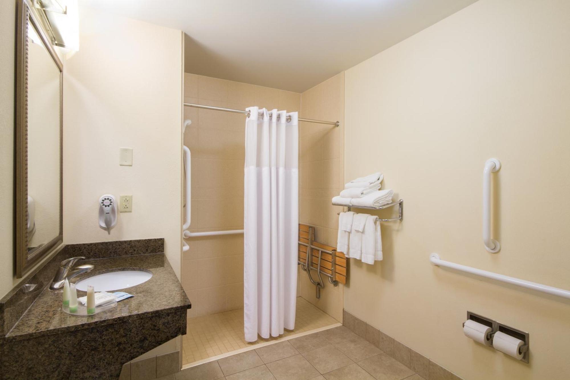 One-Bedroom Suite Disability Access,1435259425:JPEG
