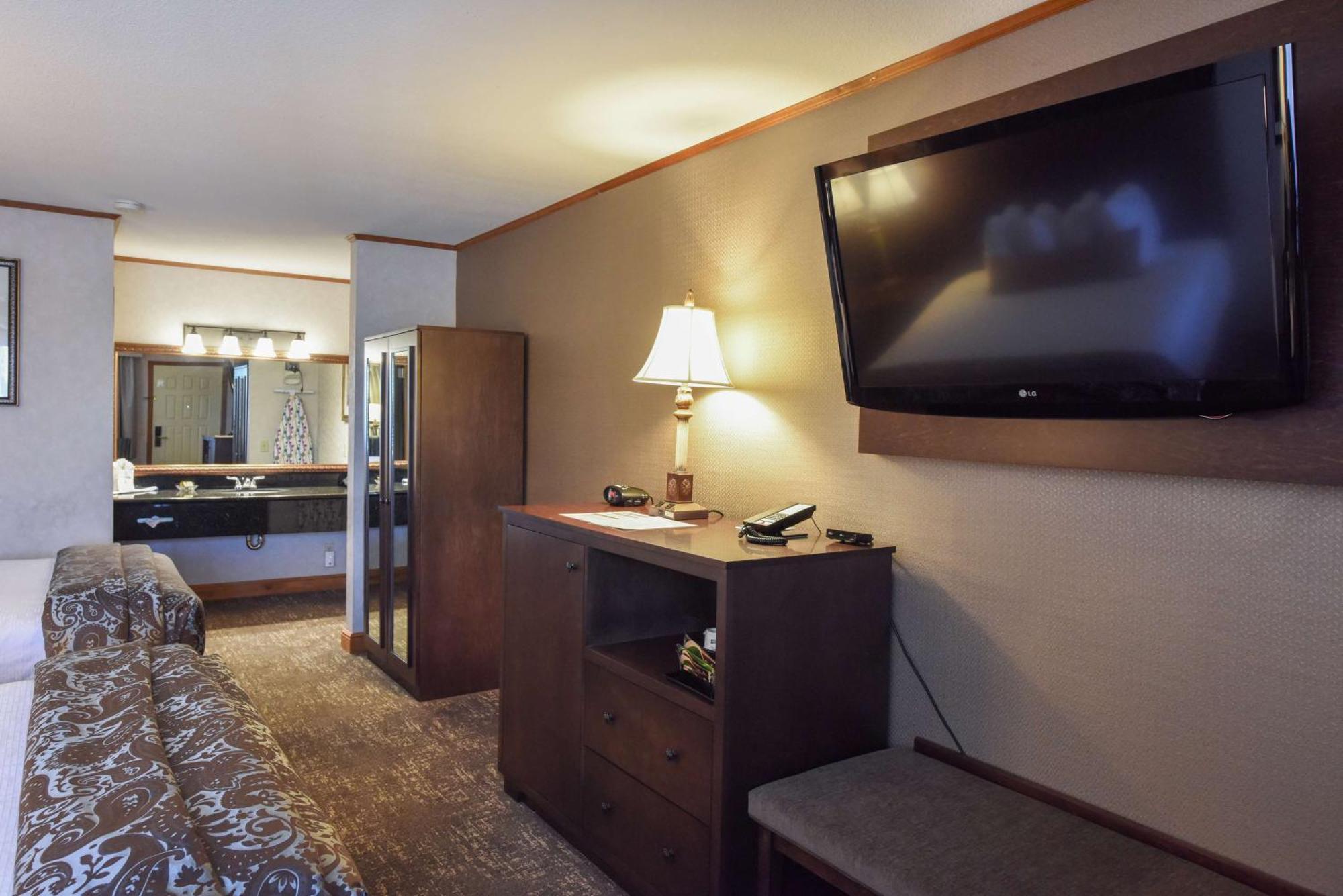 Queen Room Two Queen Beds Courtyard View
