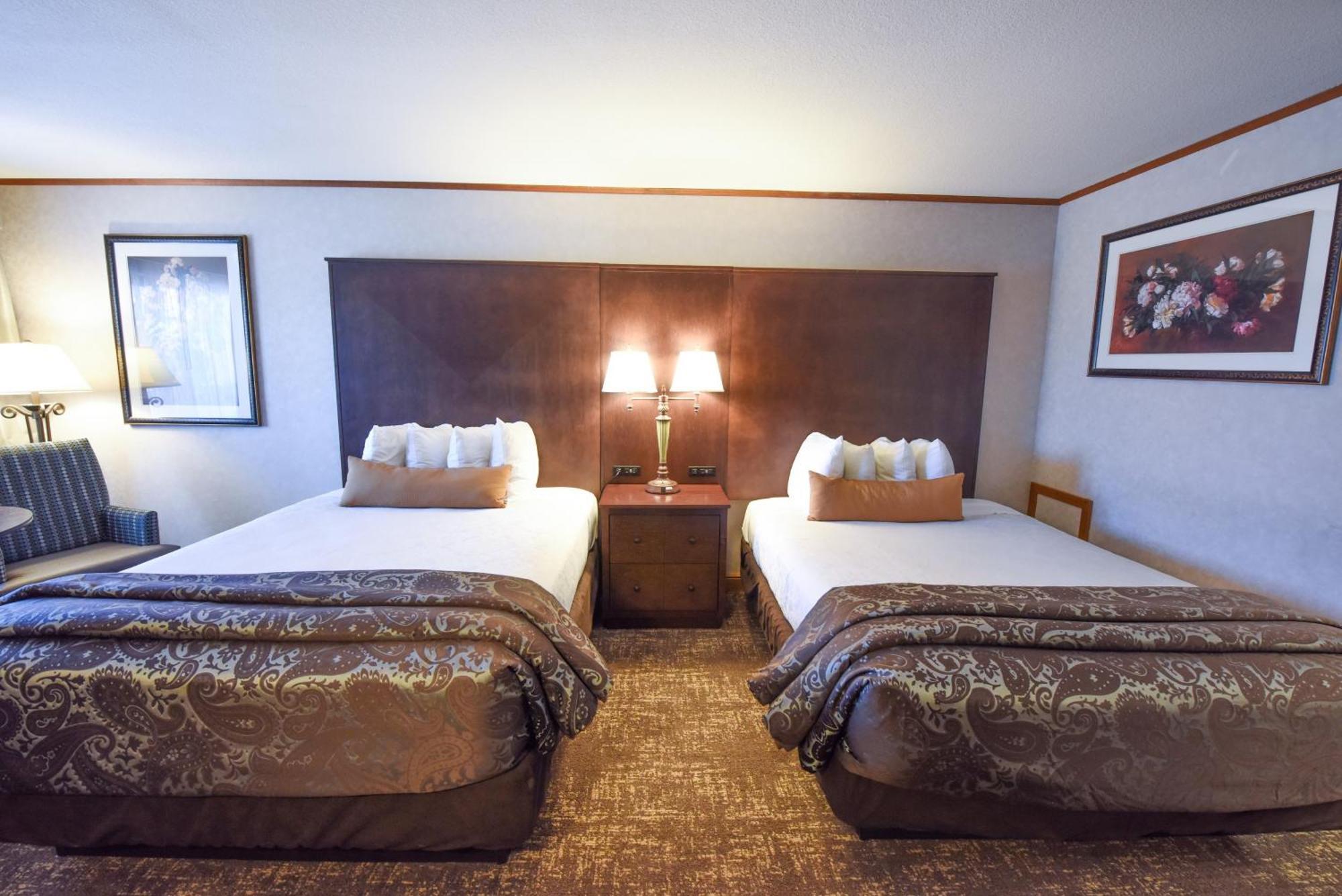 Queen Room Two Queen Beds Courtyard View