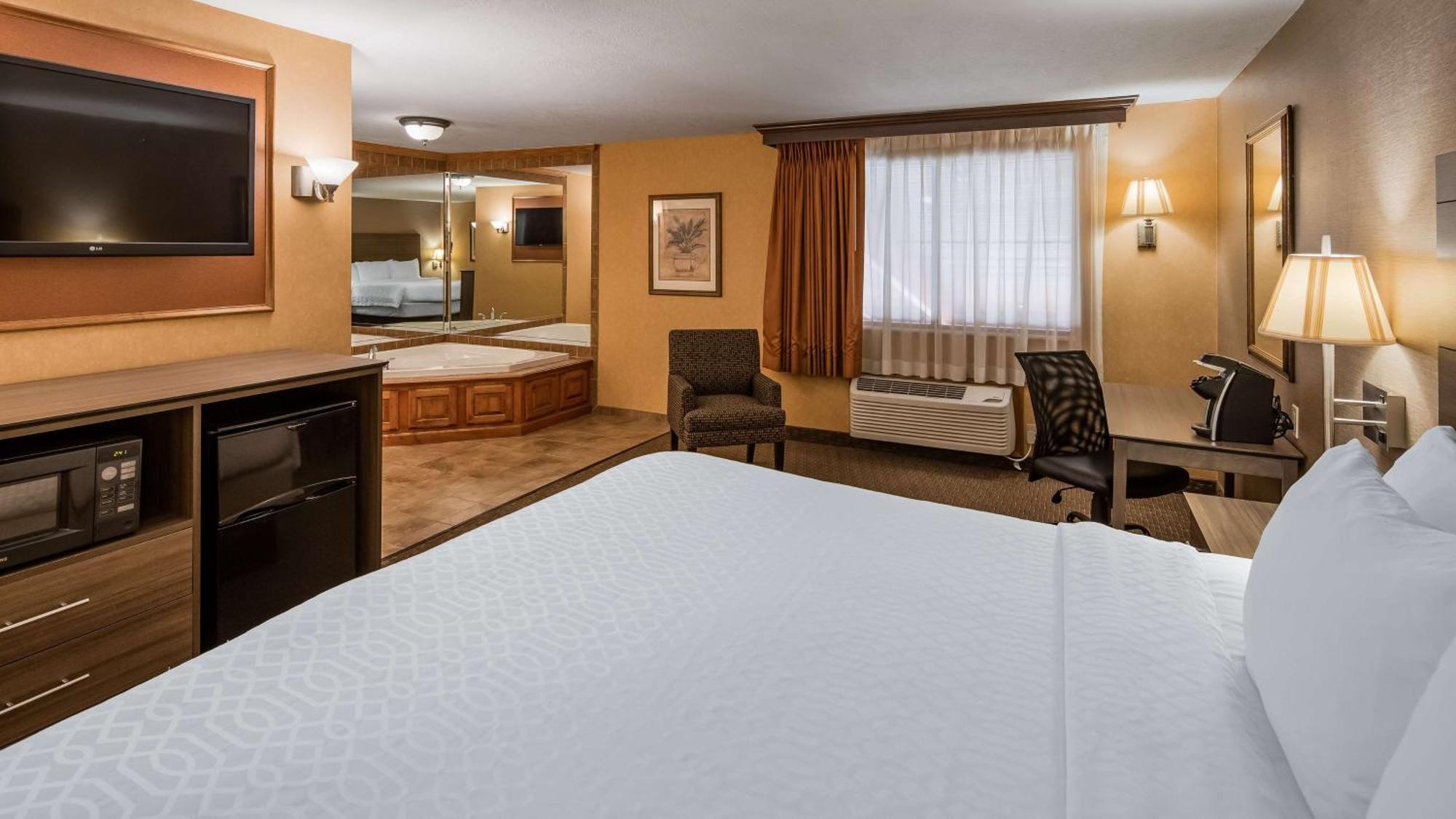 King Suite with Whirlpool - Non-Smoking