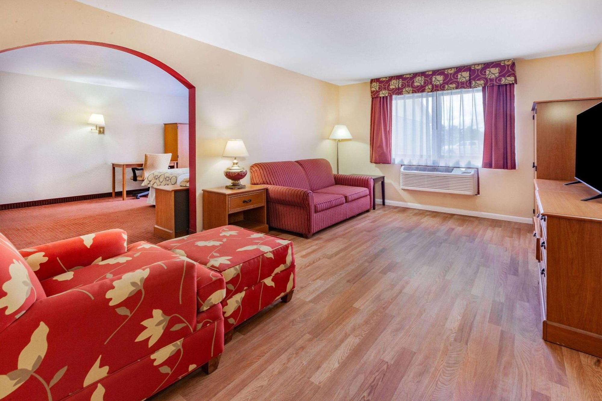 One-Bedroom King Suite - Non-Smoking