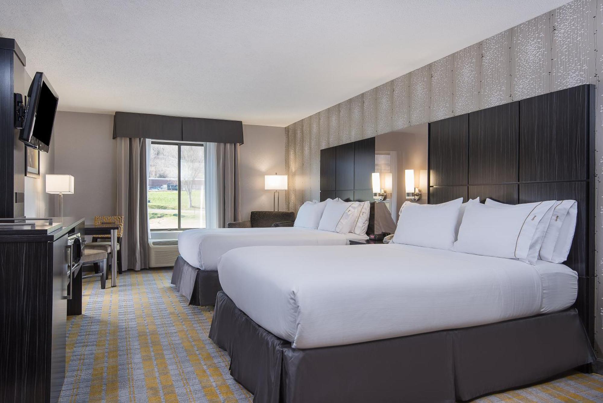 Standard Queen Room with Two Queen Beds and Mobility Accessible Tub,1276752805:JPEG